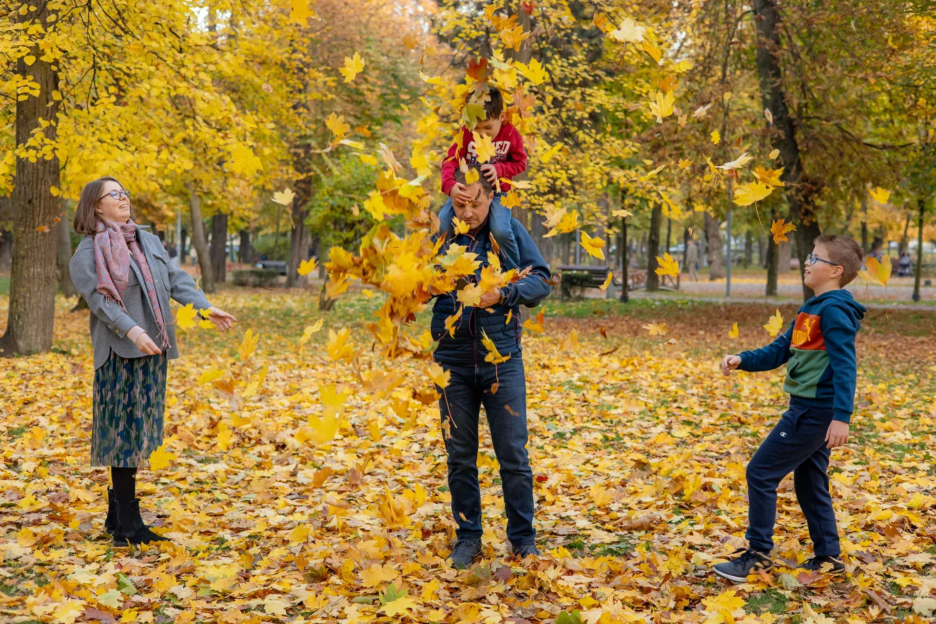 Sesiune foto familie în toamnă cu familia Niculaș Cluj — lumină naturală caldă