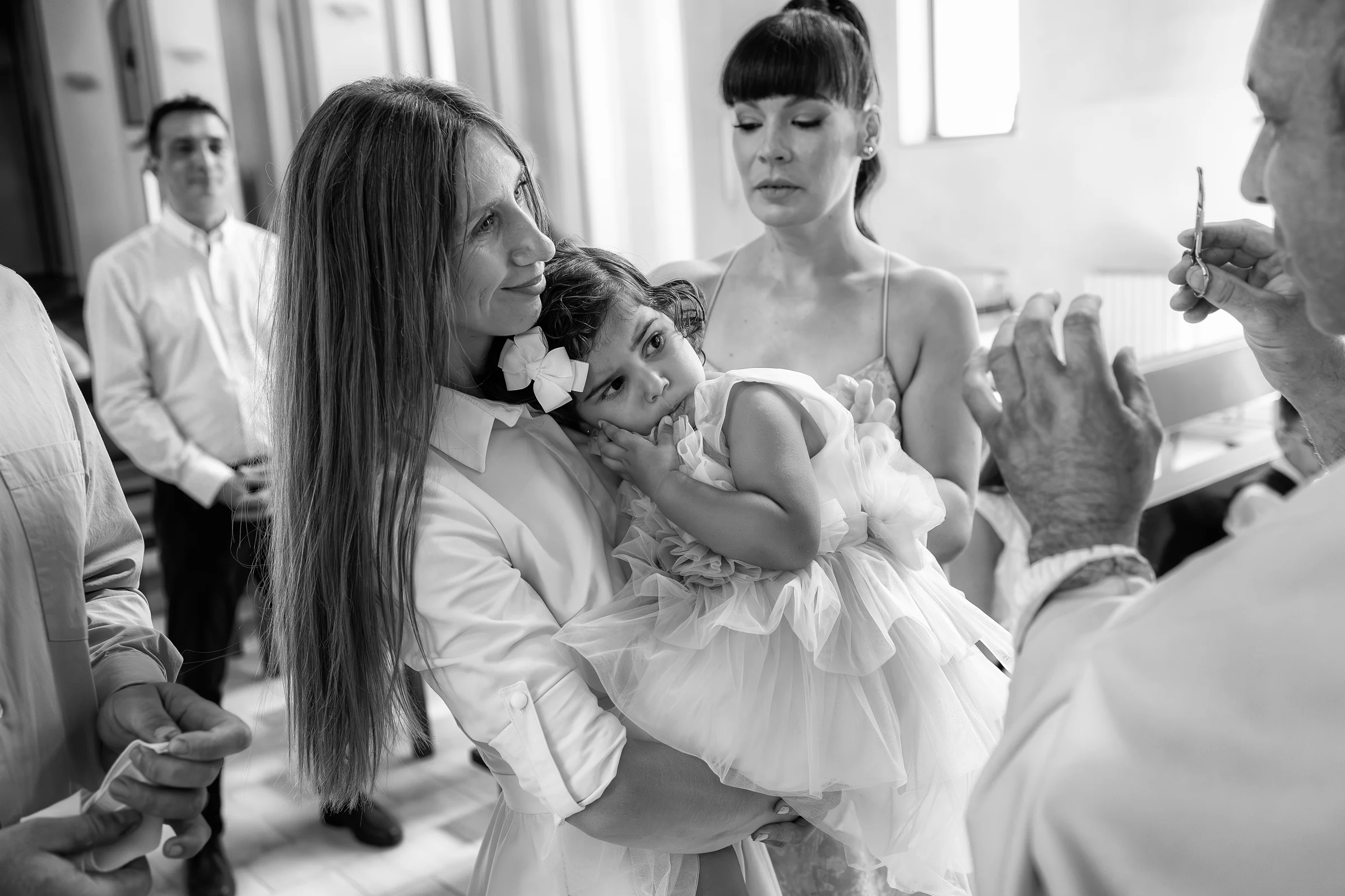 Botez la Wonderland Cluj — mama sărută capul fetei acasă, moment intim editorial