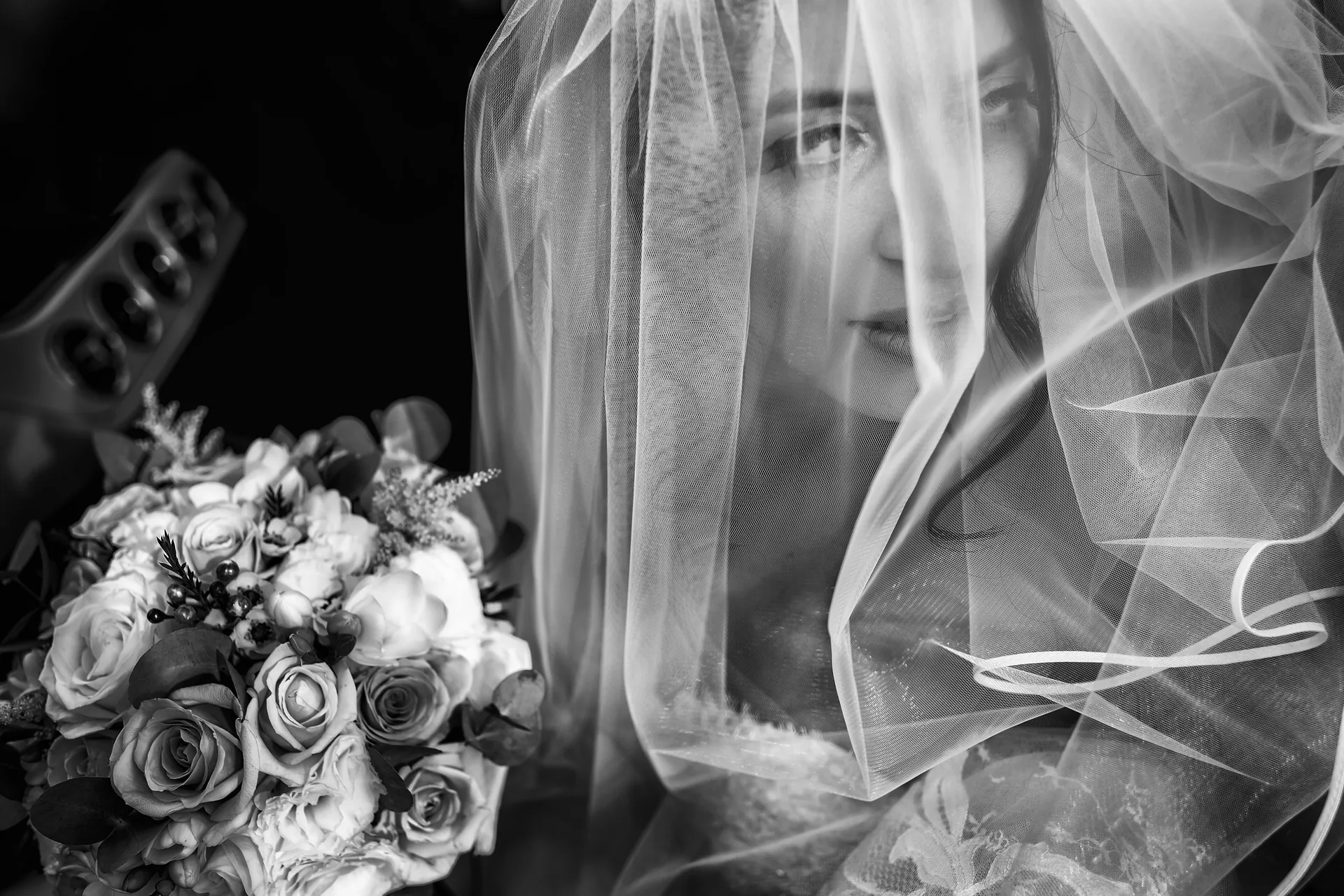 Portret editorial alb-negru — mireasă cu voal și buchet — fotograf nuntă destinație