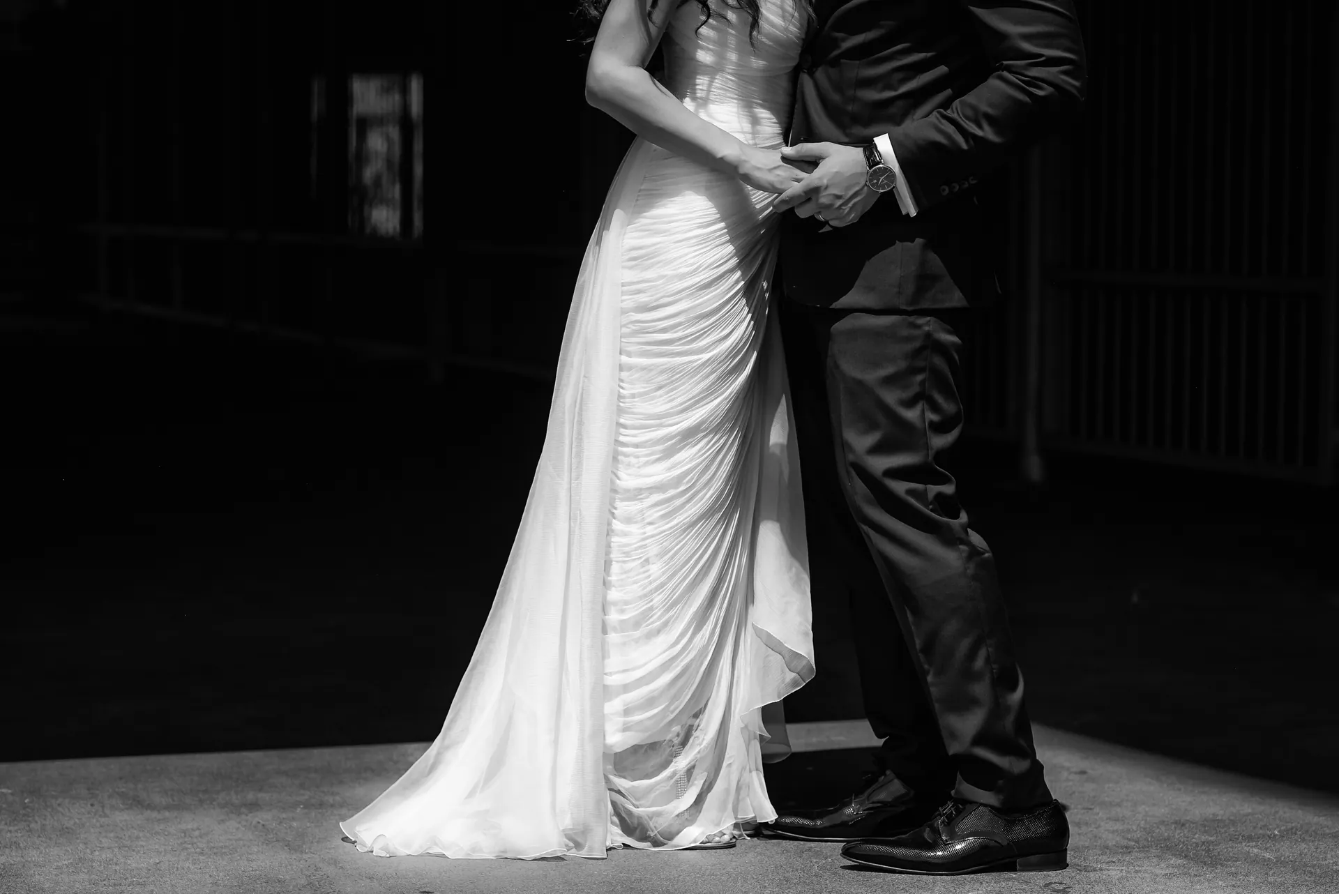 Ade & Alex — nunta radisson blu cluj cuplu detaliu maini rochie editorial — fotograf nuntă