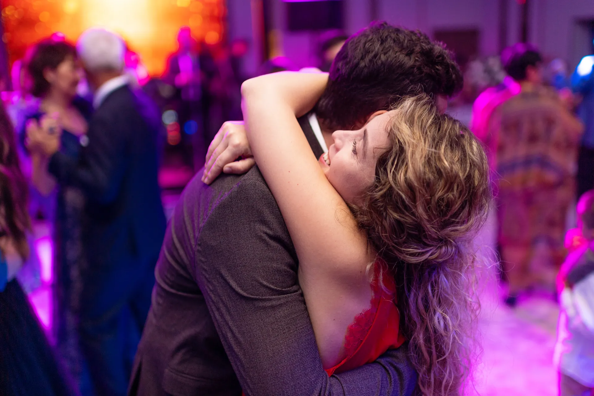 Ade & Alex — nunta radisson blu cluj cuplu dans imbratisare petrecere — fotograf nuntă