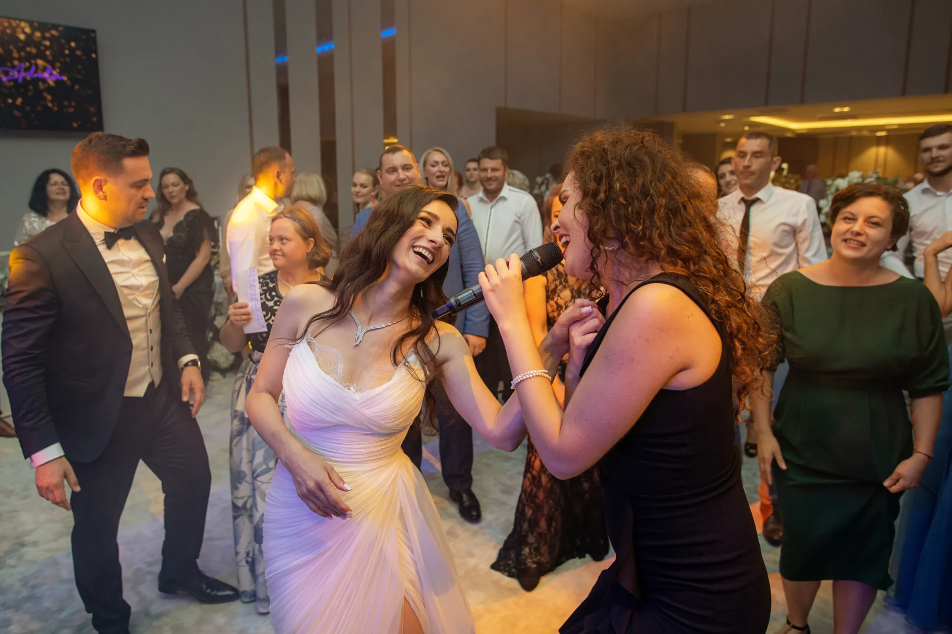 Ade & Alex — nunta radisson blu cluj mireasa canta trupa petrecere — fotograf nuntă