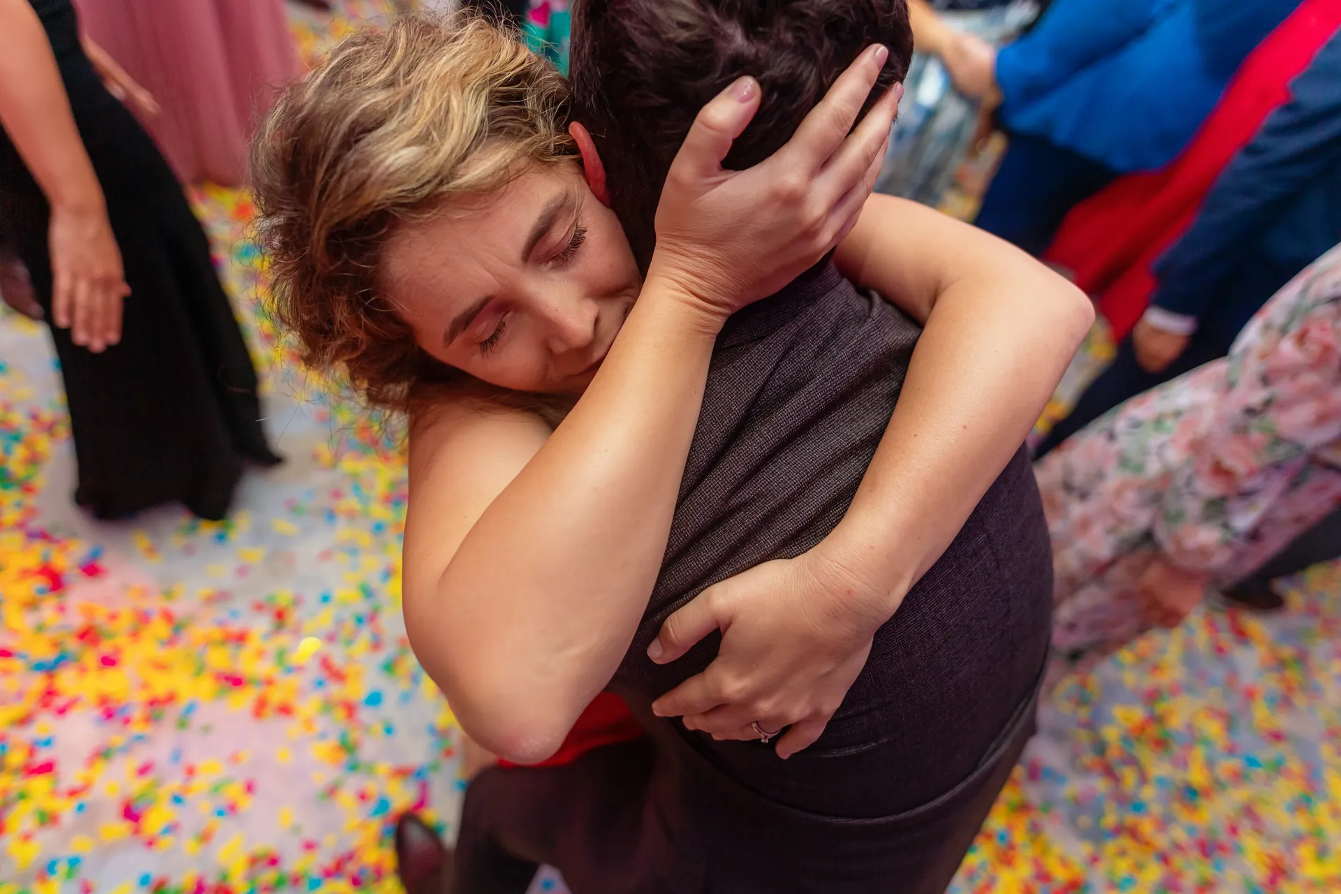 Ade & Alex — nunta radisson blu cluj imbratisare emotie confetti — fotograf nuntă