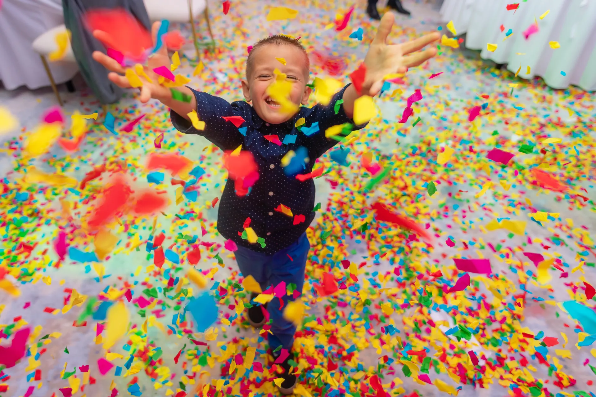 Ade & Alex — nunta radisson blu cluj copil confetti bucurie candid — fotograf nuntă