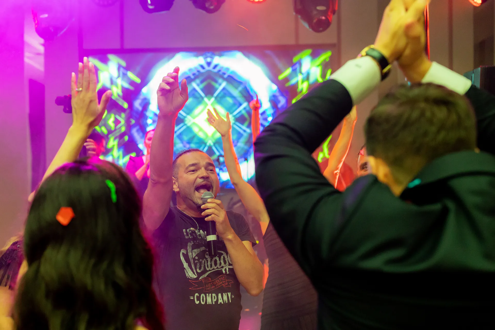 Ade & Alex — nunta radisson blu cluj artist scena invitati petrecere — fotograf nuntă