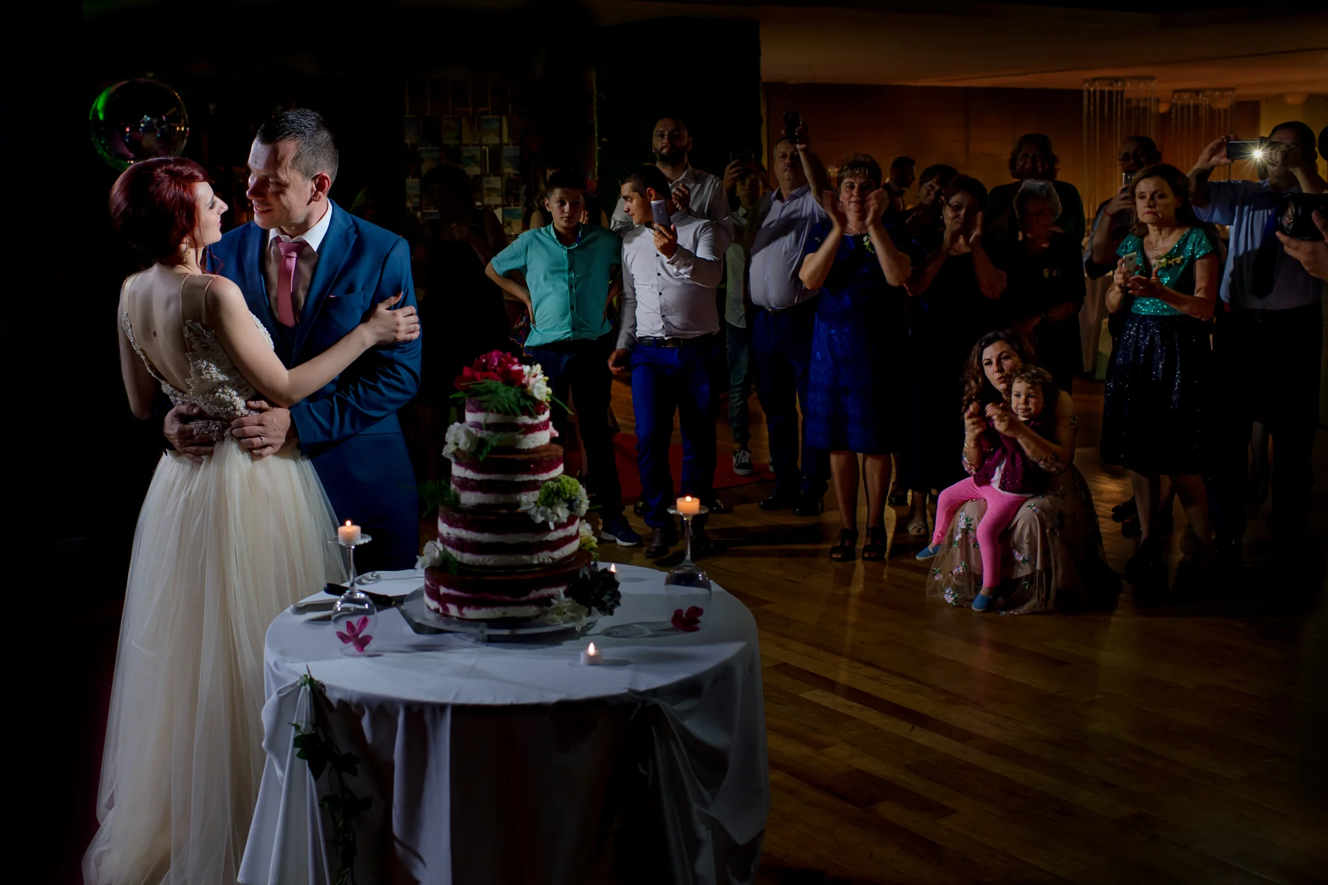 Adina & Andrei — nunta ramada sibiu miri intrare sala ramada sibiu aplauze — fotograf nuntă
