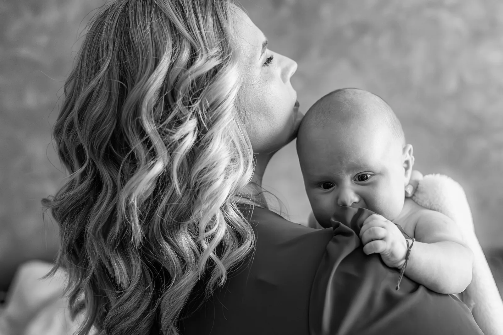 Botezul lui Alex — botez rochelle cluj alex bw mama saruta bebelus intim — fotograf botez