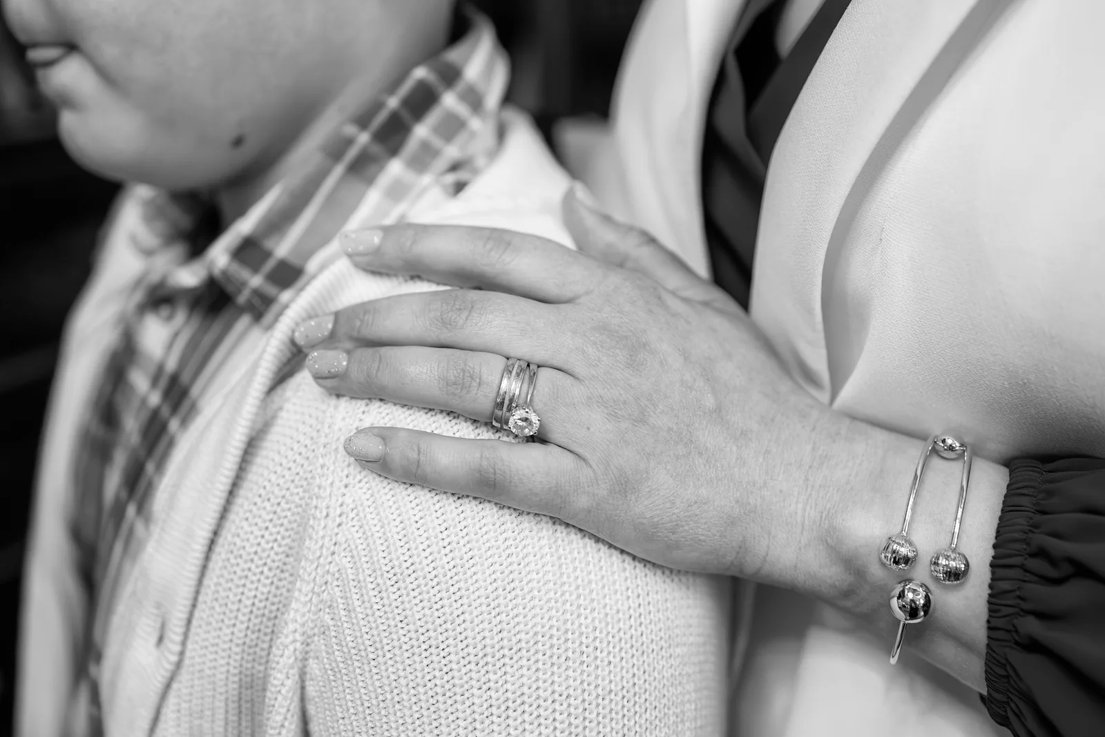 Botezul lui Alex — botez rochelle cluj alex bw macro maini inele detaliu — fotograf botez