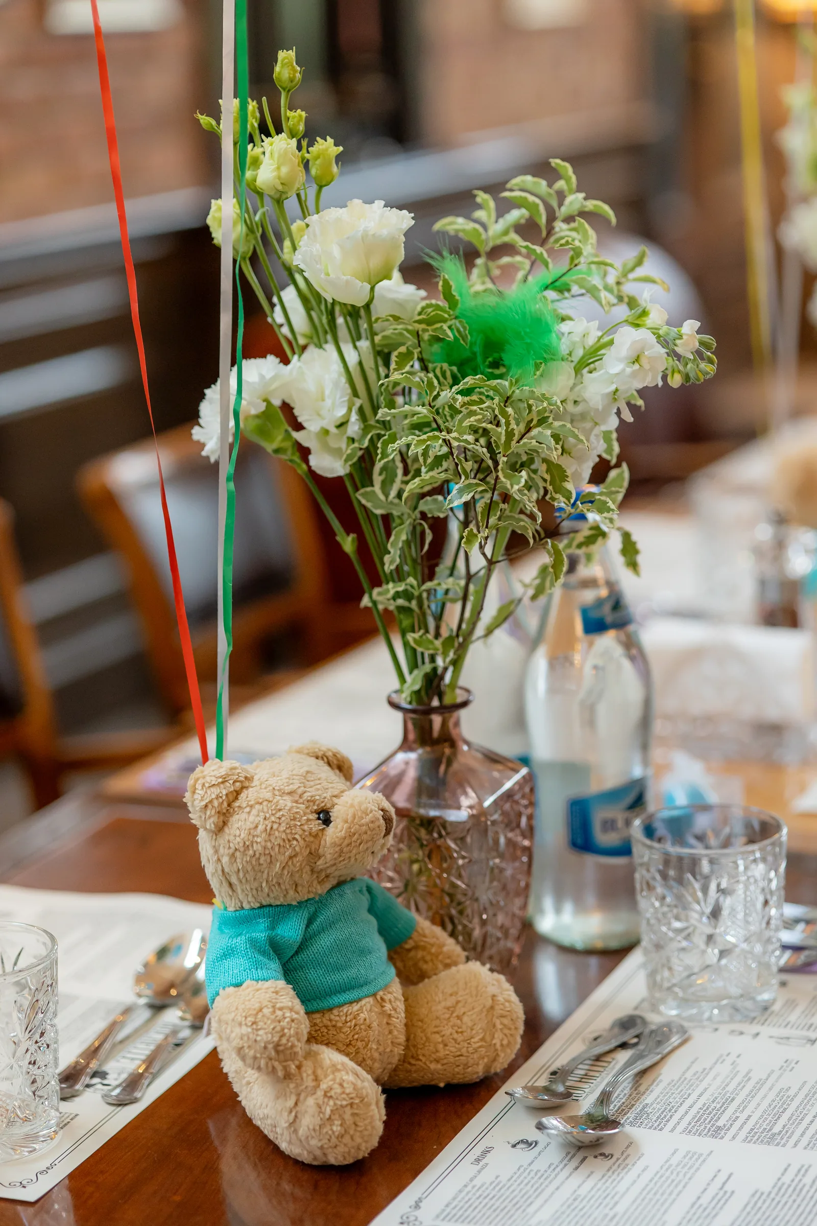 Botezul lui Alex — botez rochelle cluj alex rochelle centerpiece ursulet pene verzi — fotograf botez