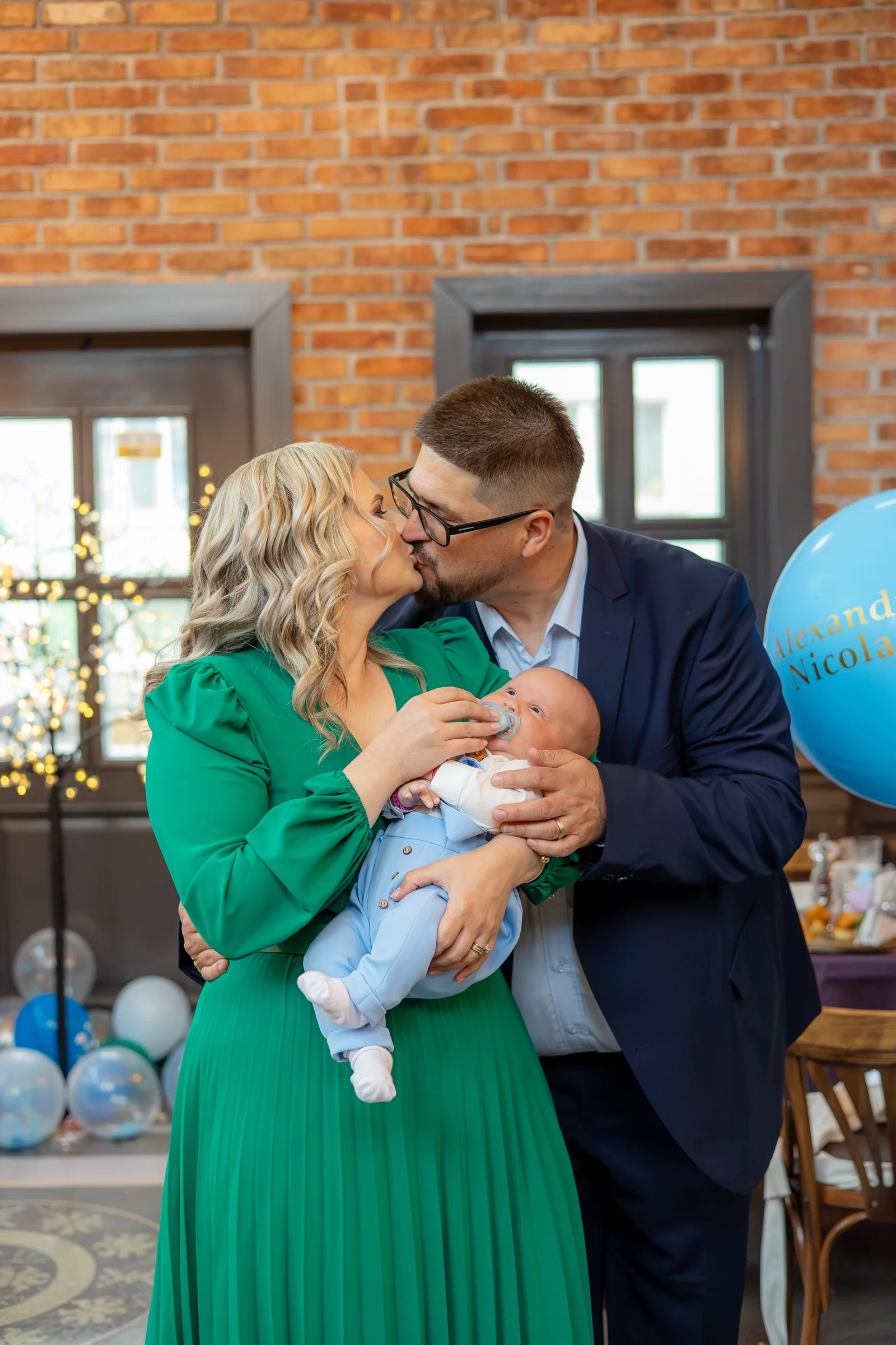 Botezul lui Alex — botez rochelle cluj alex parinti saruta alex balon nume — fotograf botez