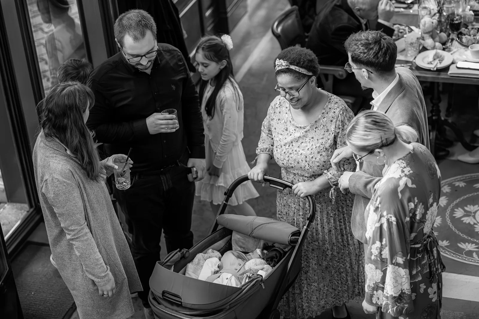 Botezul lui Alex — botez rochelle cluj alex bw oaspeti admira alex carucior — fotograf botez