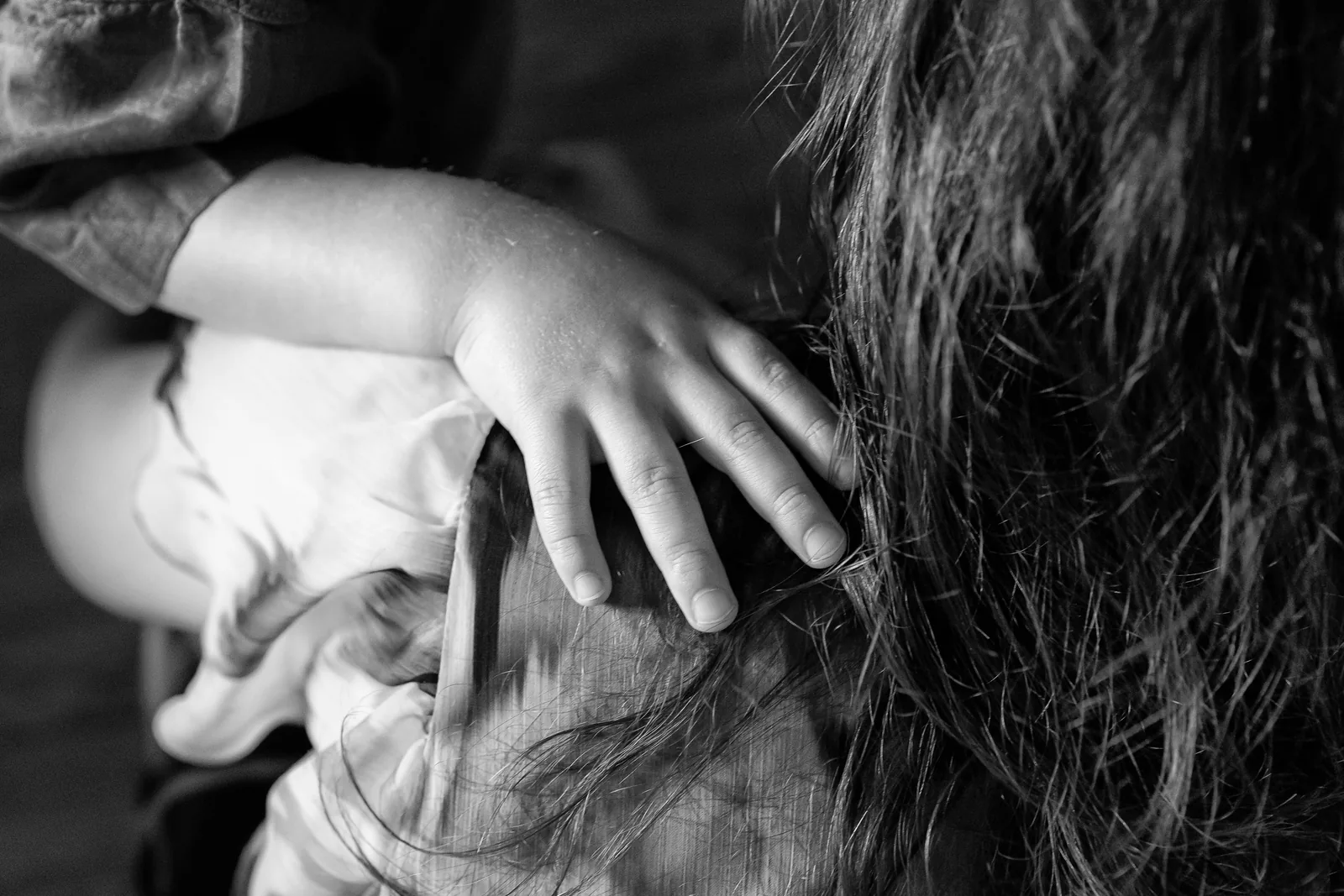 Botezul lui Alex — botez colt de rai marisel bw mana bebelus par mama intim — fotograf botez