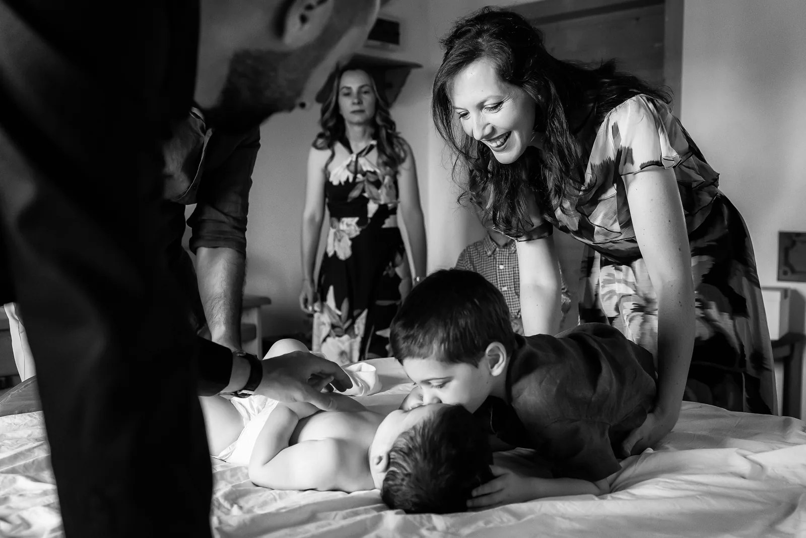Botezul lui Alex — botez colt de rai marisel bw frate saruta bebelus pat — fotograf botez