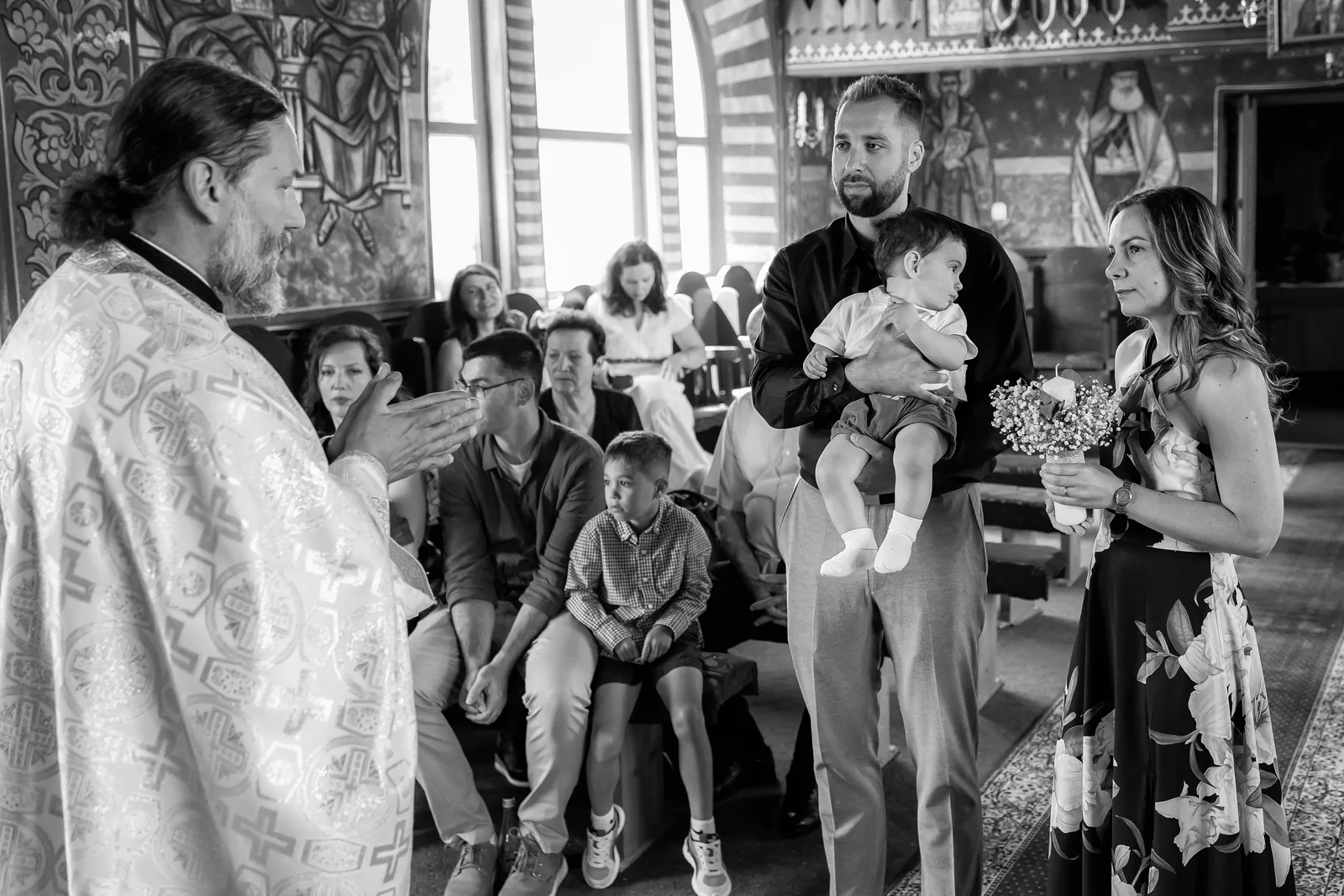 Botezul lui Alex — botez colt de rai marisel bw preot binecuvanteaza tata alex — fotograf botez