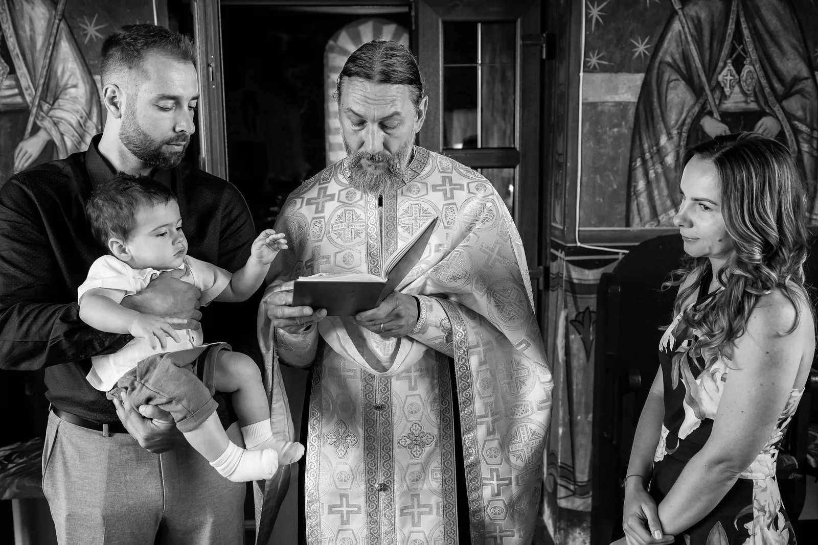 Botezul lui Alex — botez colt de rai marisel bw nas alex preot citeste — fotograf botez
