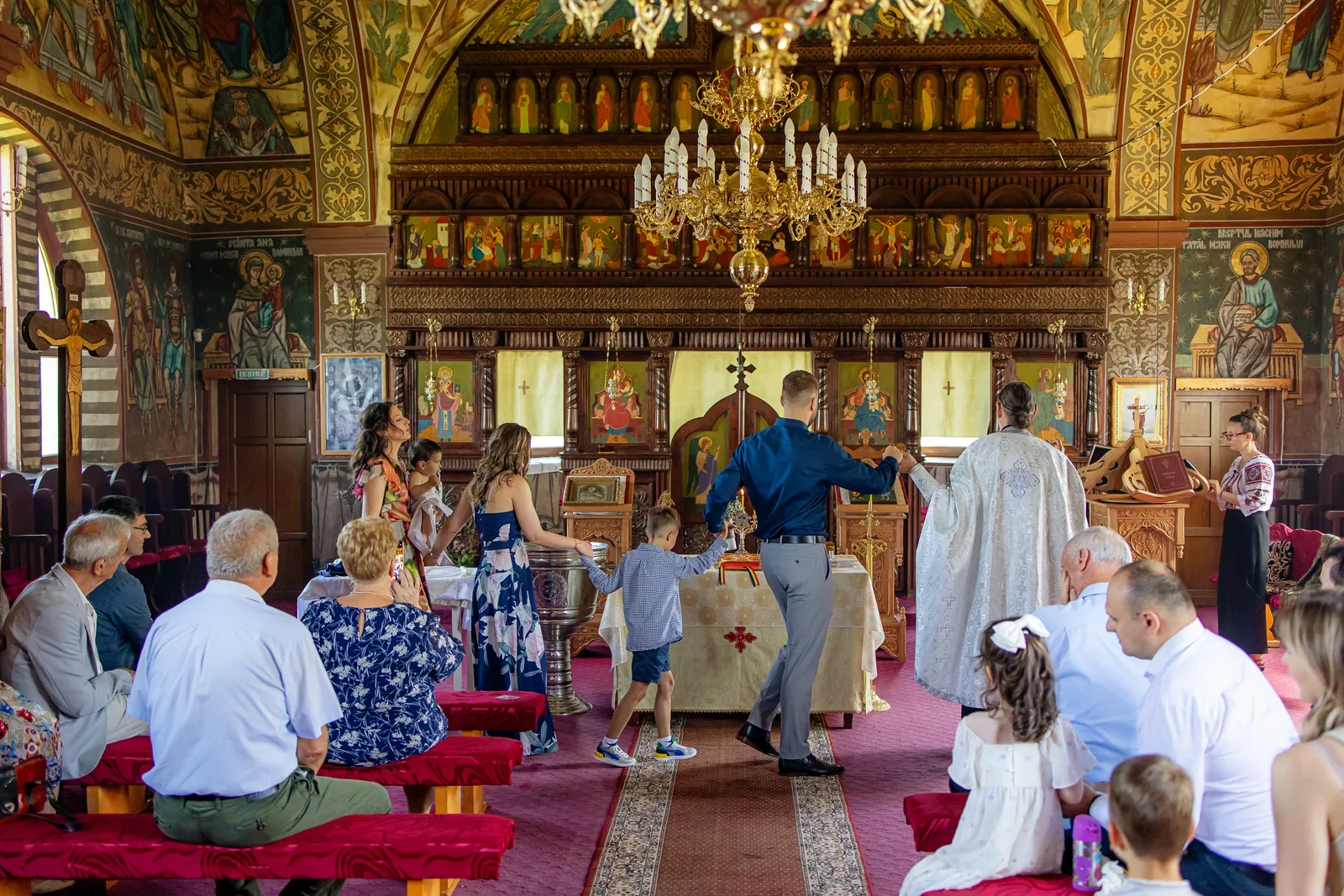Botezul lui Alex — botez colt de rai marisel biserica wide candelabru procesiune — fotograf botez