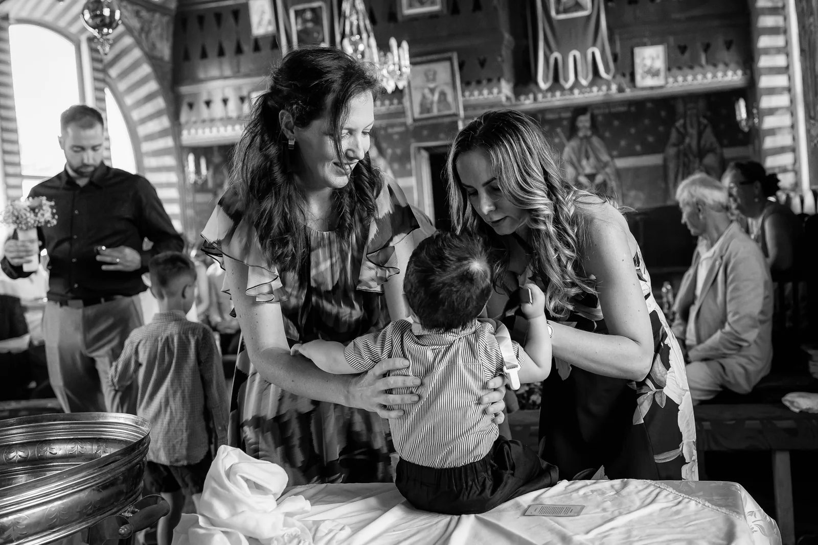 Botezul lui Alex — botez colt de rai marisel bw nasa mama imbratisare alex — fotograf botez