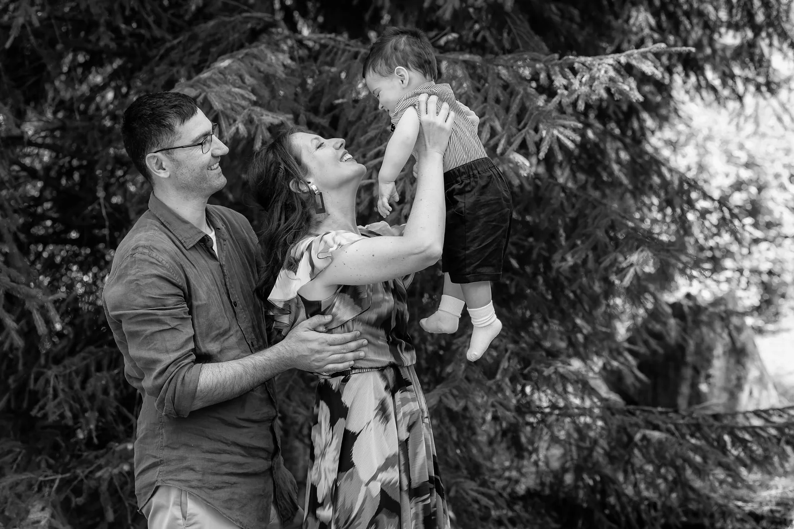 Botezul lui Alex — botez colt de rai marisel bw tata mama ridica alex cer — fotograf botez