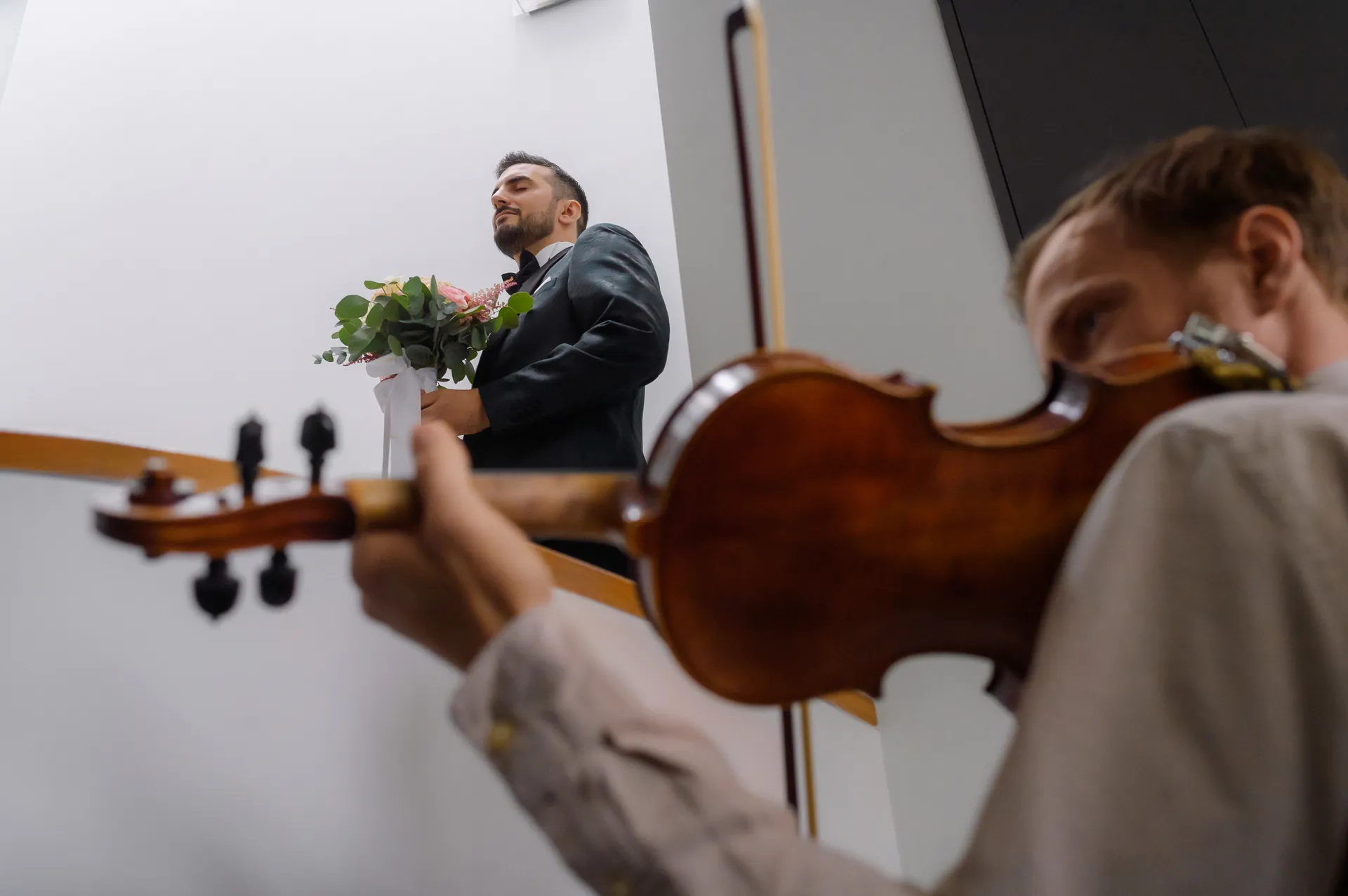 Alexandra & Cristi — nunta wonderland cluj mire buchet violonist — fotograf nuntă