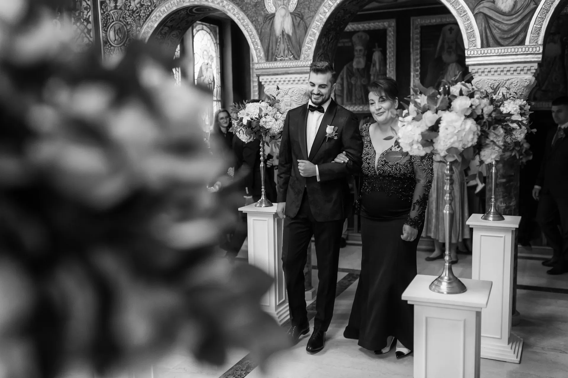 Alexandra & Cristi — nunta wonderland cluj mire mama culoar biserica — fotograf nuntă