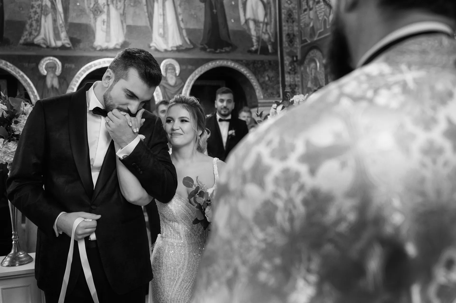 Alexandra & Cristi — nunta wonderland cluj mire sarut mana ceremonie bw — fotograf nuntă