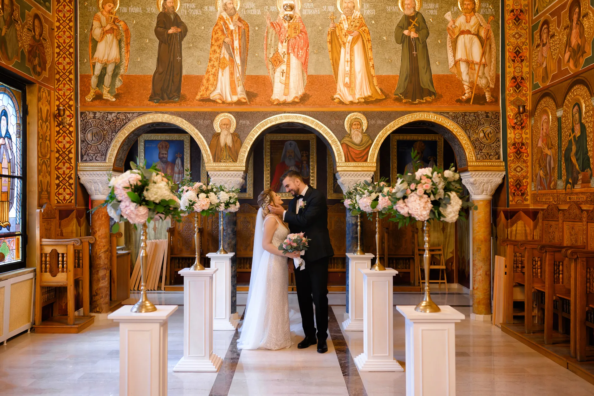 Alexandra & Cristi — nunta wonderland cluj miri imbratisare altar sfinti — fotograf nuntă