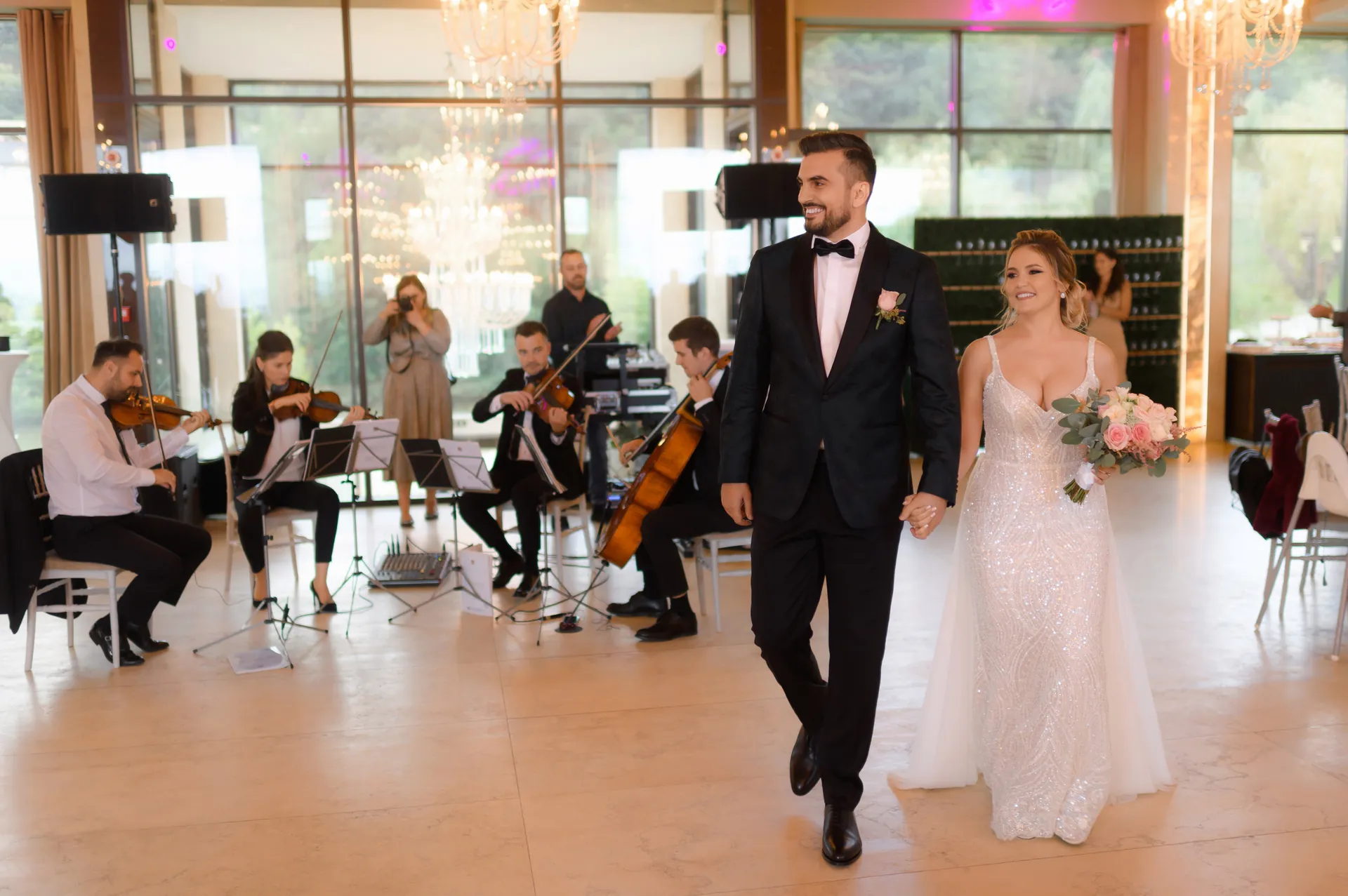 Alexandra & Cristi — nunta wonderland cluj miri intrare sala cvartet coarde — fotograf nuntă