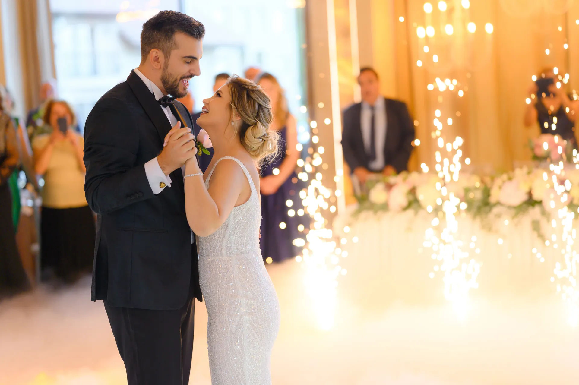 Alexandra & Cristi — nunta wonderland cluj primul dans scantei fum — fotograf nuntă