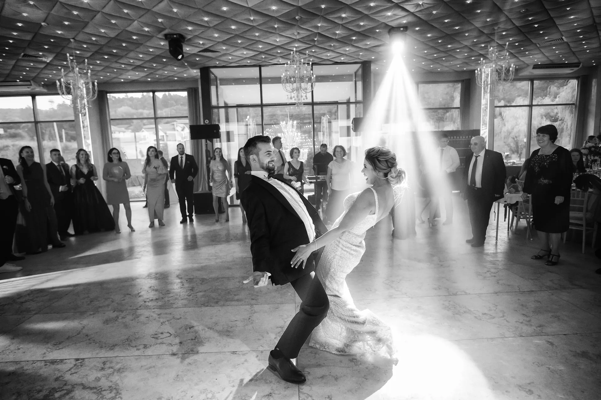 Alexandra & Cristi — nunta wonderland cluj cuplu dans dip spotlight — fotograf nuntă