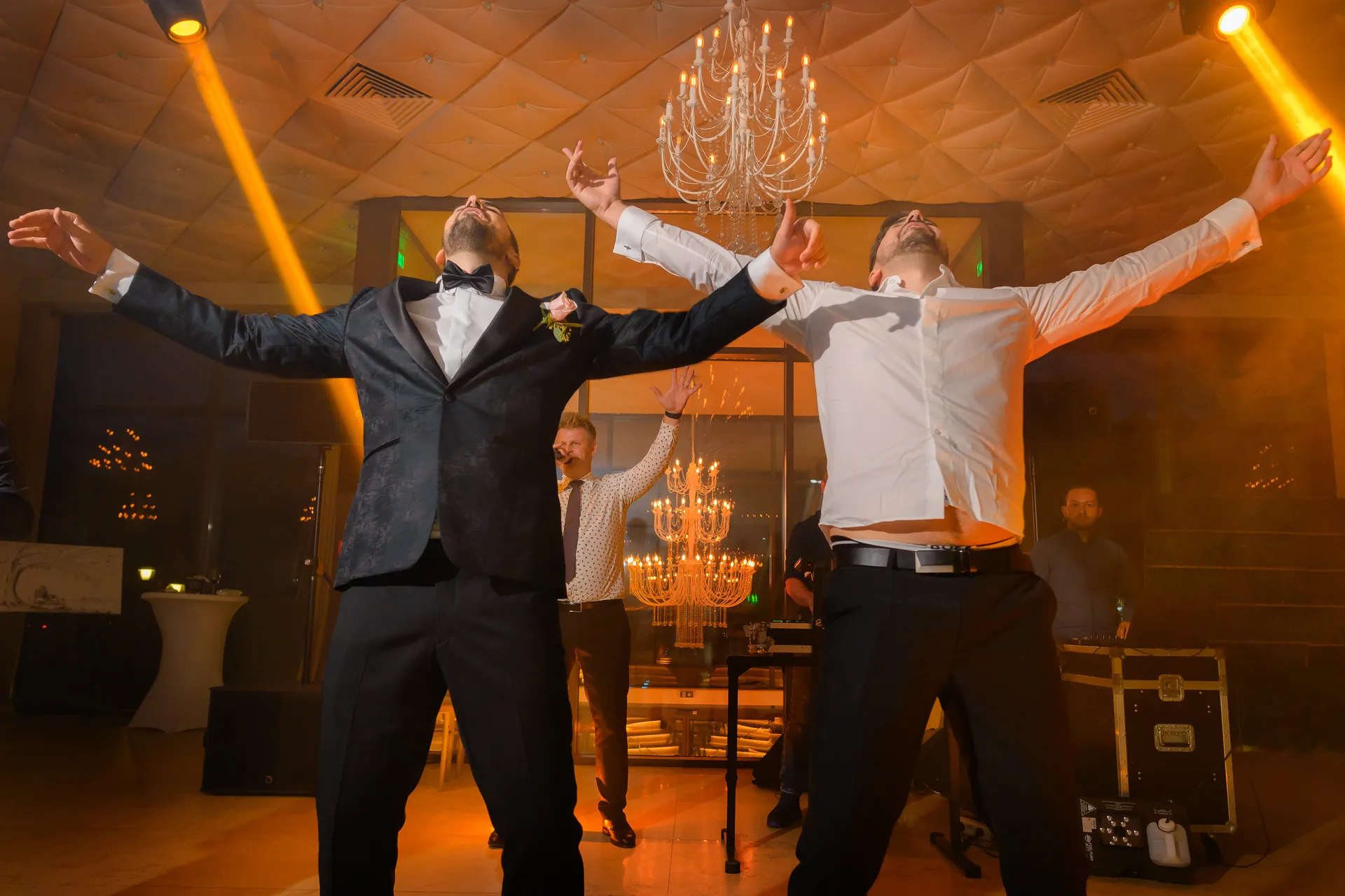 Alexandra & Cristi — nunta wonderland cluj cavaleri onoare dans candelabru — fotograf nuntă