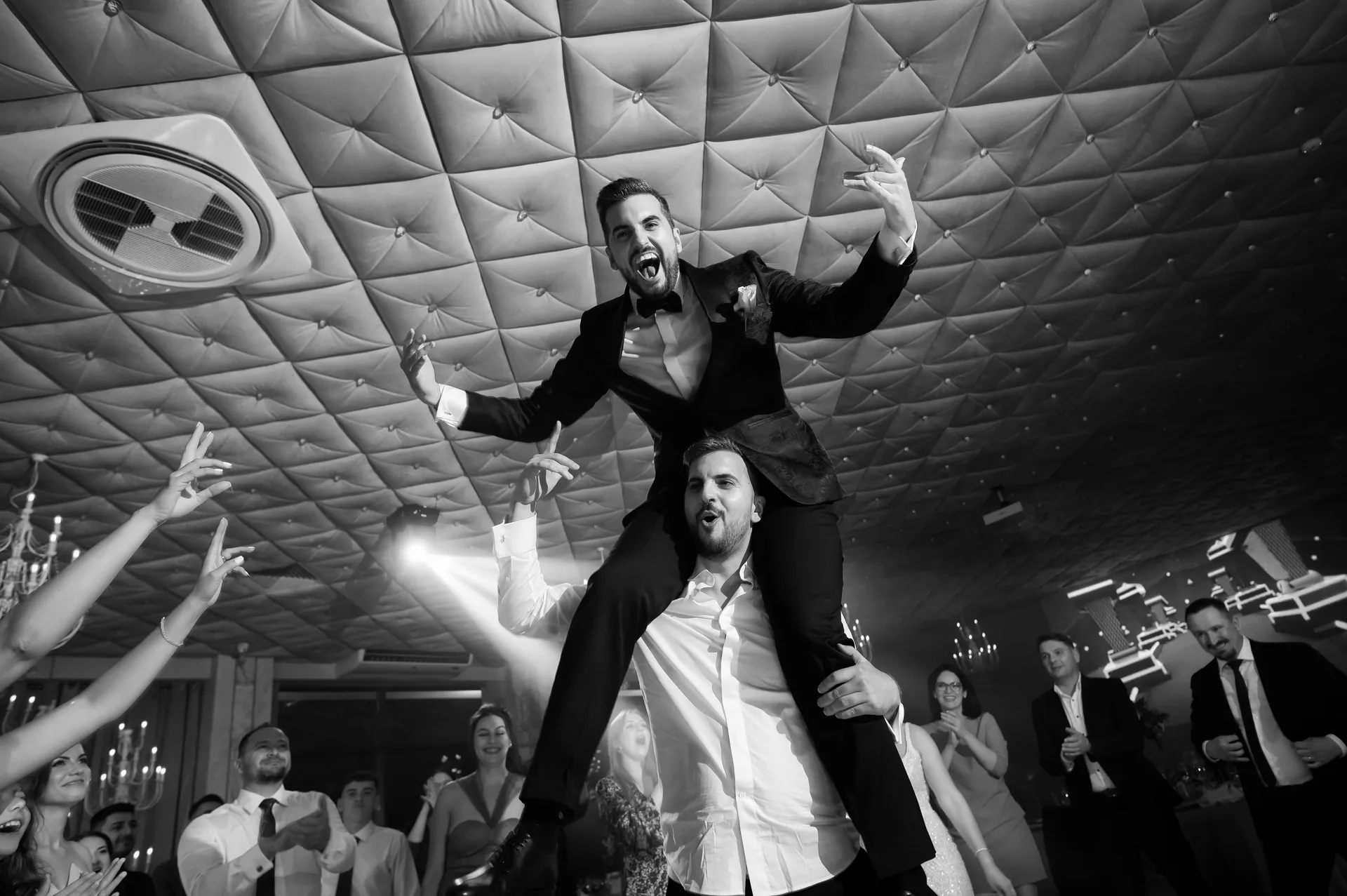 Alexandra & Cristi — nunta wonderland cluj mire ridicat umeri bw — fotograf nuntă