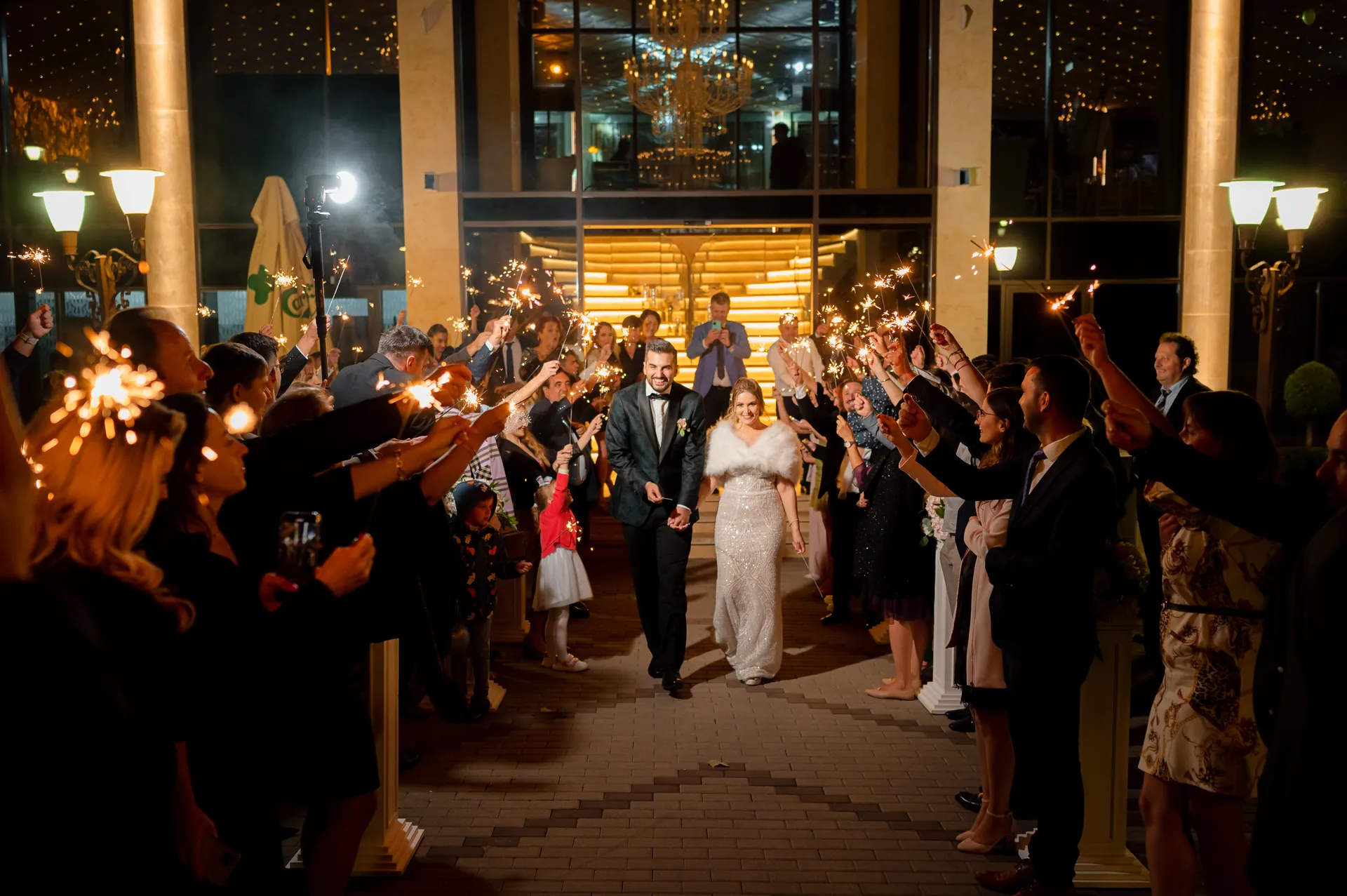 Alexandra & Cristi — nunta wonderland cluj sparkler tunnel cuplu noapte — fotograf nuntă
