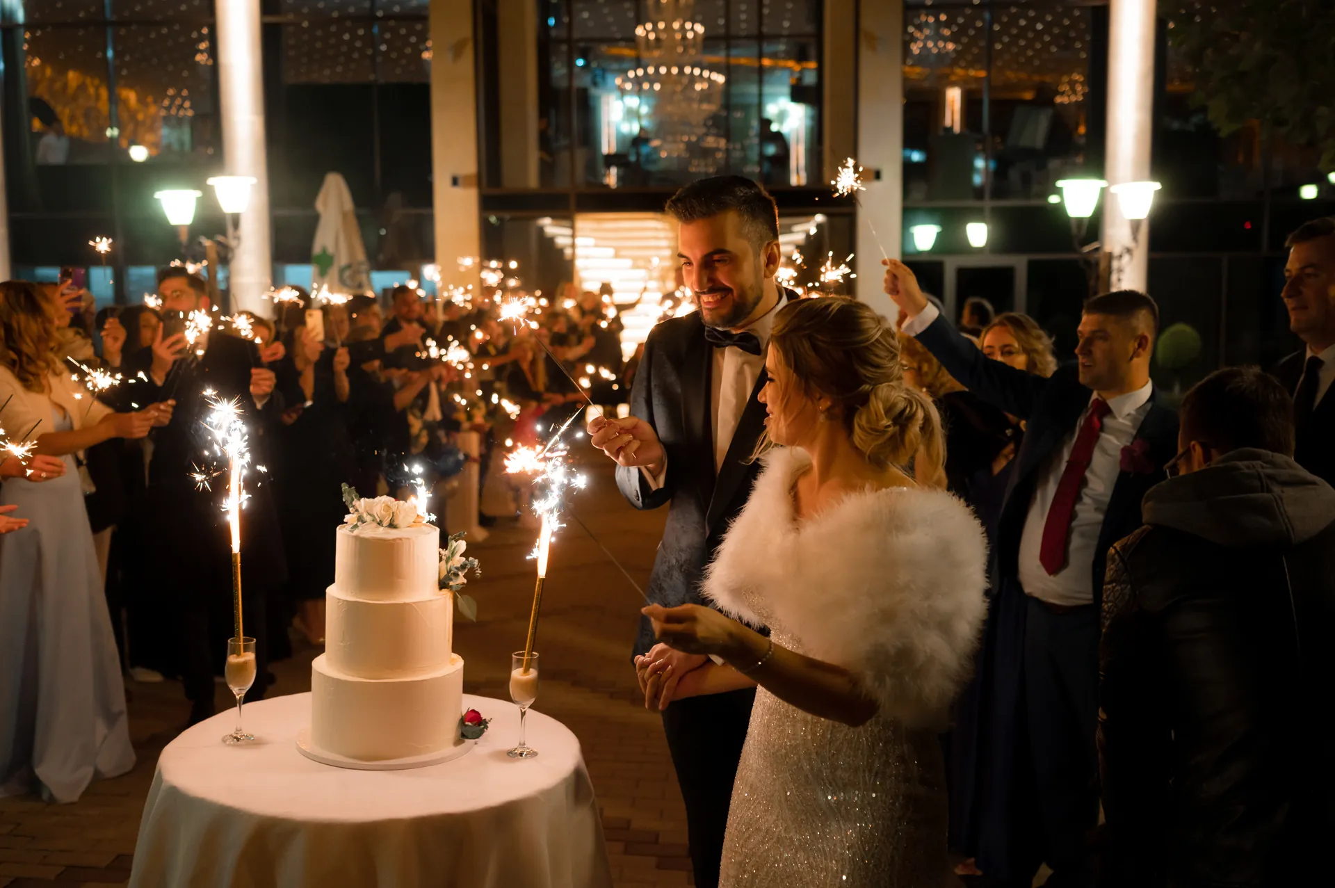 Alexandra & Cristi — nunta wonderland cluj taiere tort artificii lumanari — fotograf nuntă