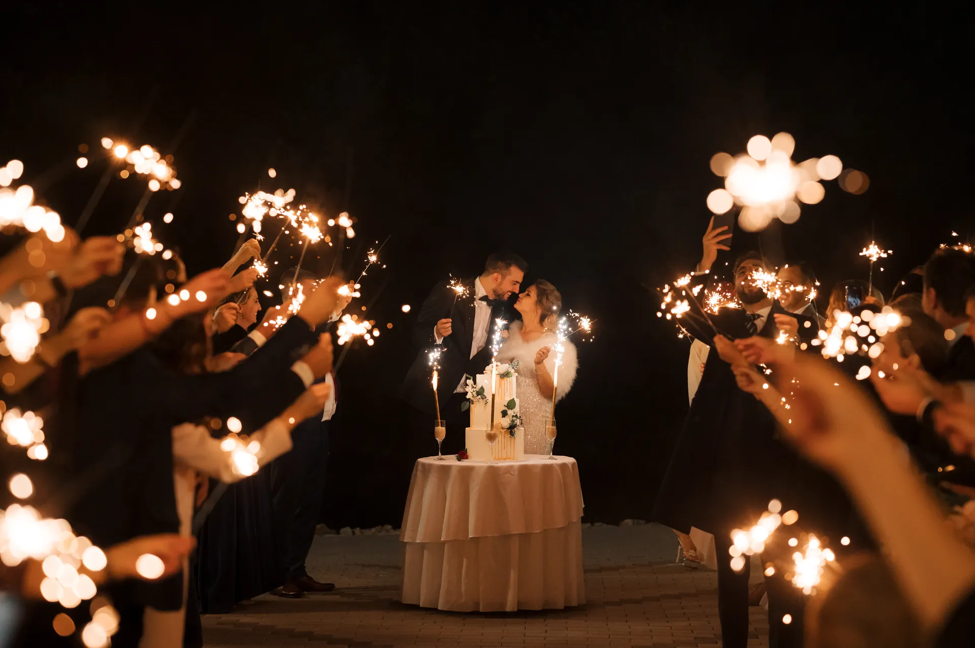 Alexandra & Cristi — nunta wonderland cluj sarut tort coroana sparklers — fotograf nuntă