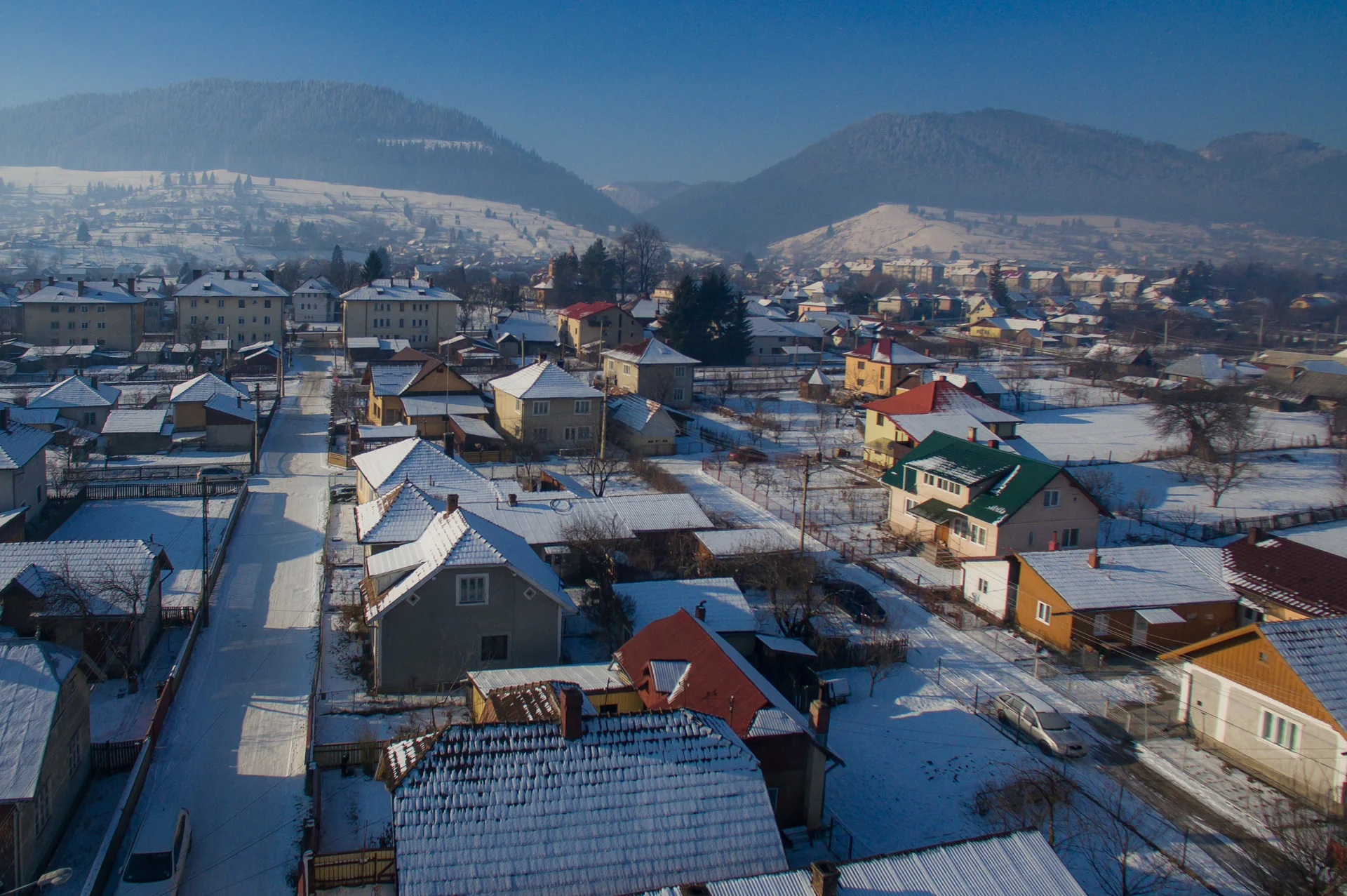 Alexandra & Mike — nunta campulung moldovenesc castelul dracula panorama campulung moldovenesc case acoperisuri zapada munti — fotograf nuntă