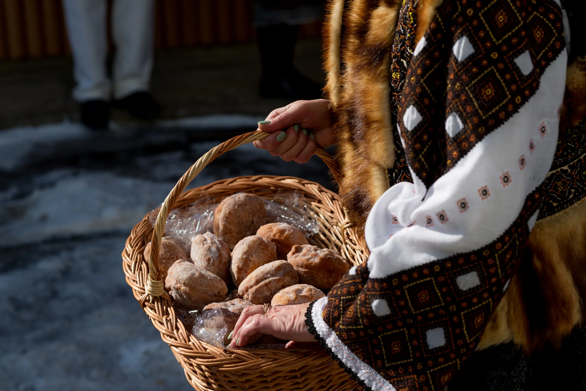 Alai tradițional românesc cu costume populare &mdash; nuntă Bucovina