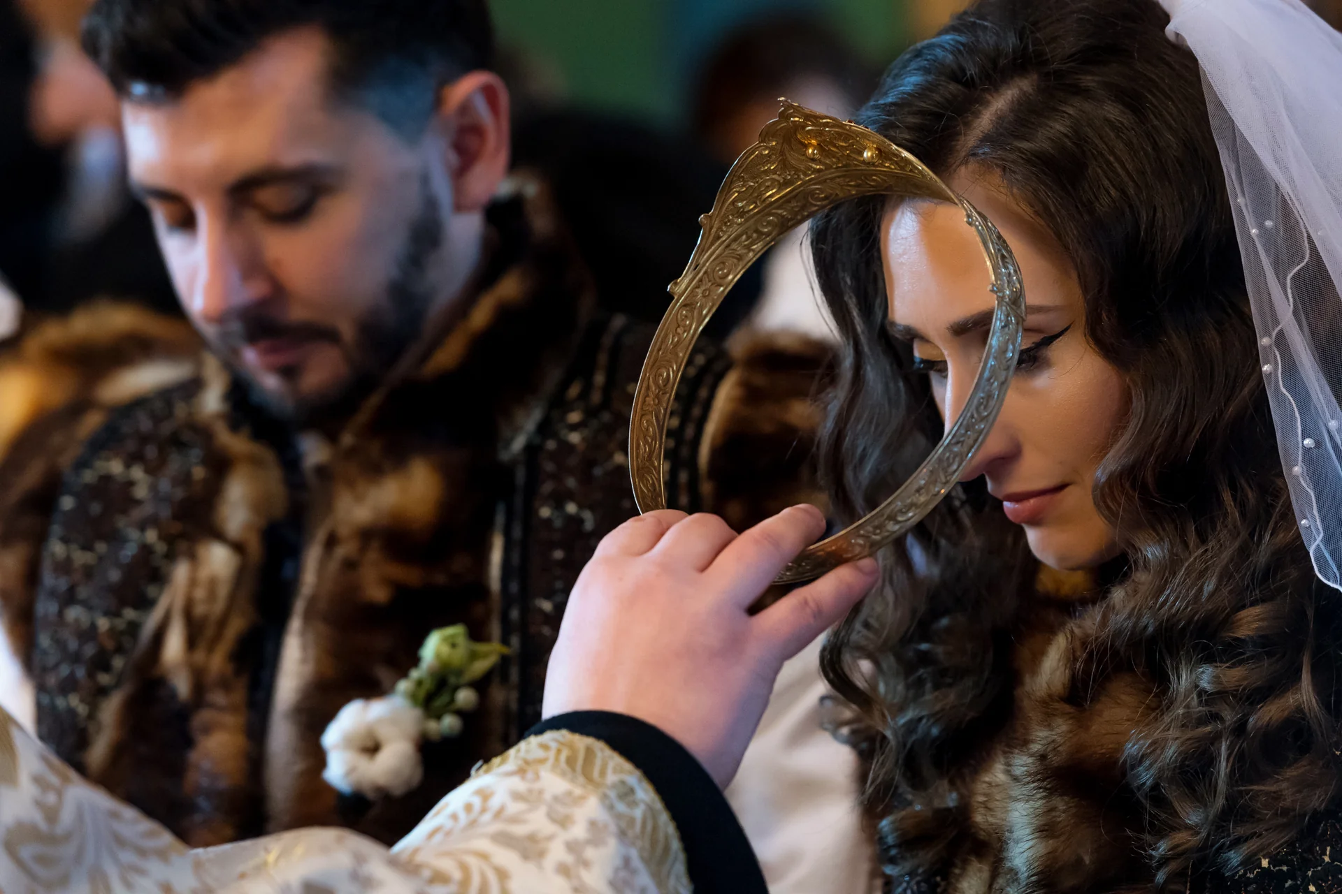 Alexandra & Mike — nunta campulung moldovenesc castelul dracula traditii oale lut vin bucovina masa detaliu — fotograf nuntă