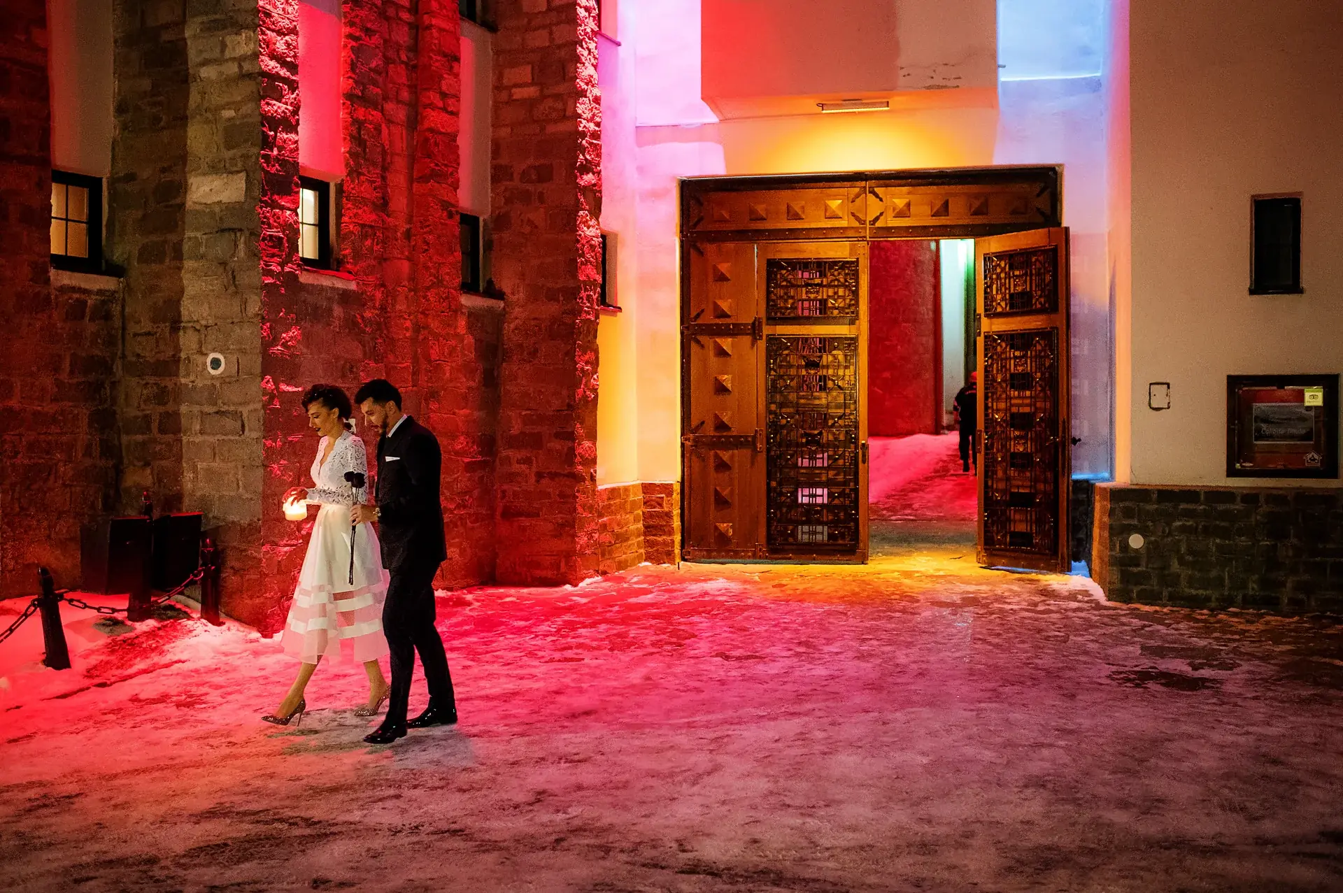 Alexandra & Mike — nunta campulung moldovenesc castelul dracula mire mireasa intrare castel dracula portret tematic — fotograf nuntă