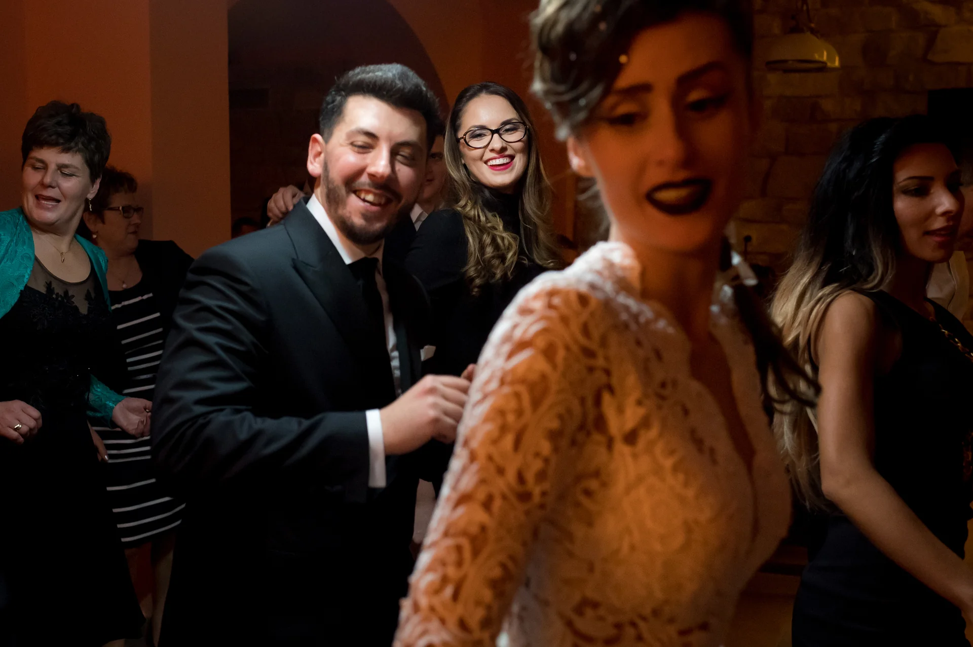 Alexandra & Mike — nunta campulung moldovenesc castelul dracula castelul dracula exterior intrare noapte iconic pasul tihuta — fotograf nuntă