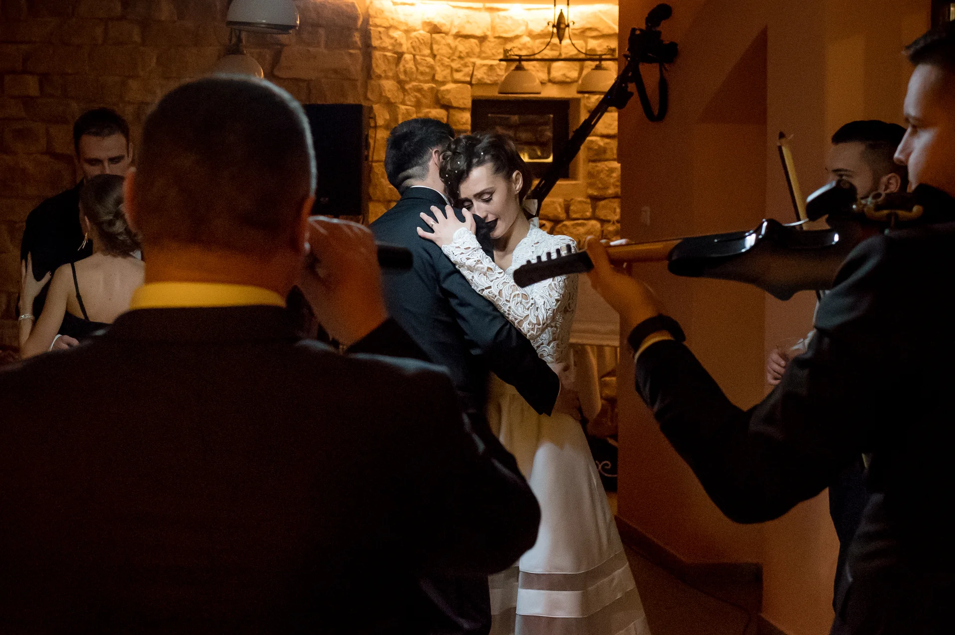 Alexandra & Mike — nunta campulung moldovenesc castelul dracula miri sarut castel dracula intim noapte — fotograf nuntă