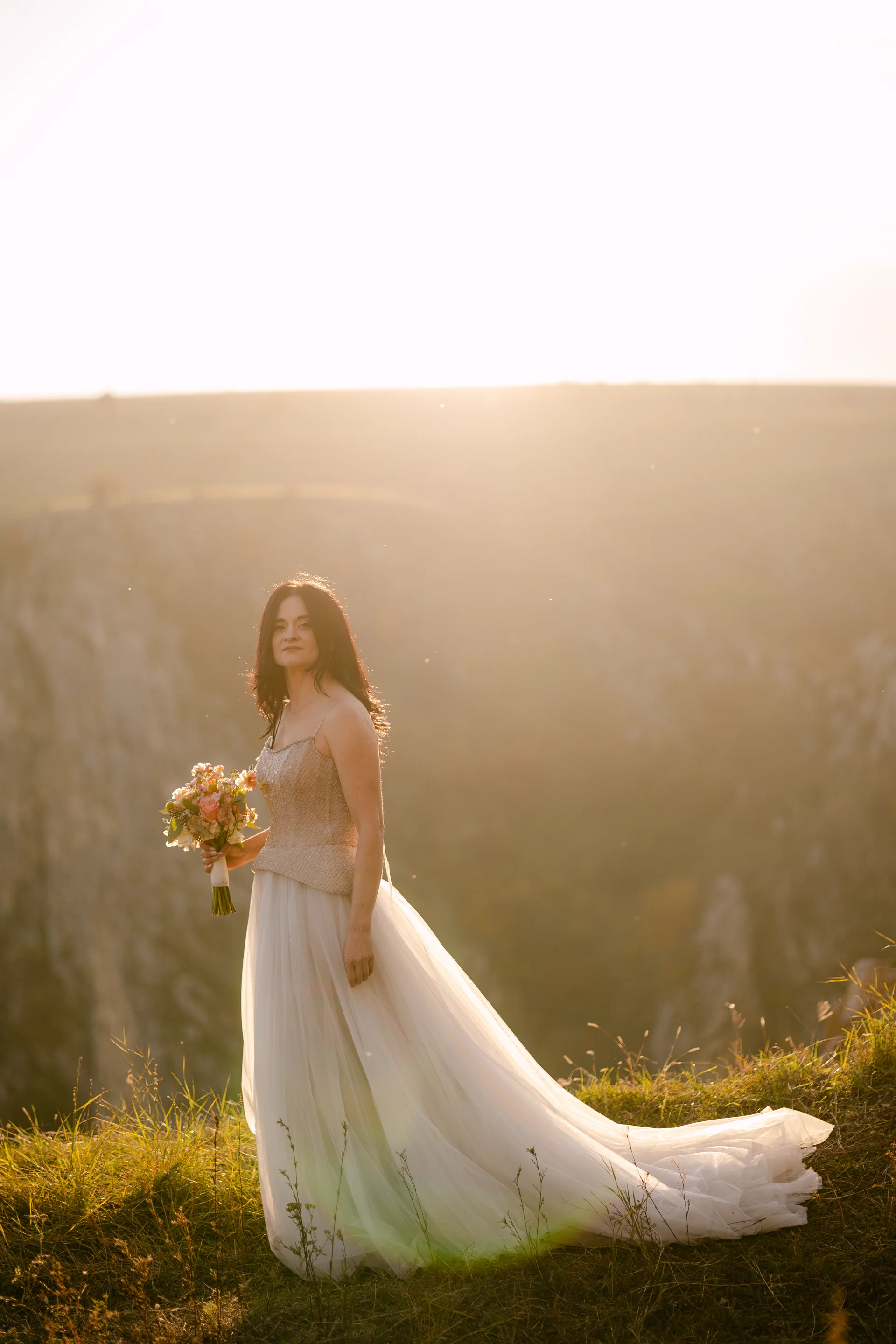 Alexandrina & Ionuț — nunta la foret cluj after wedding cuplu imbratisare stanca peisaj munti final — fotograf nuntă