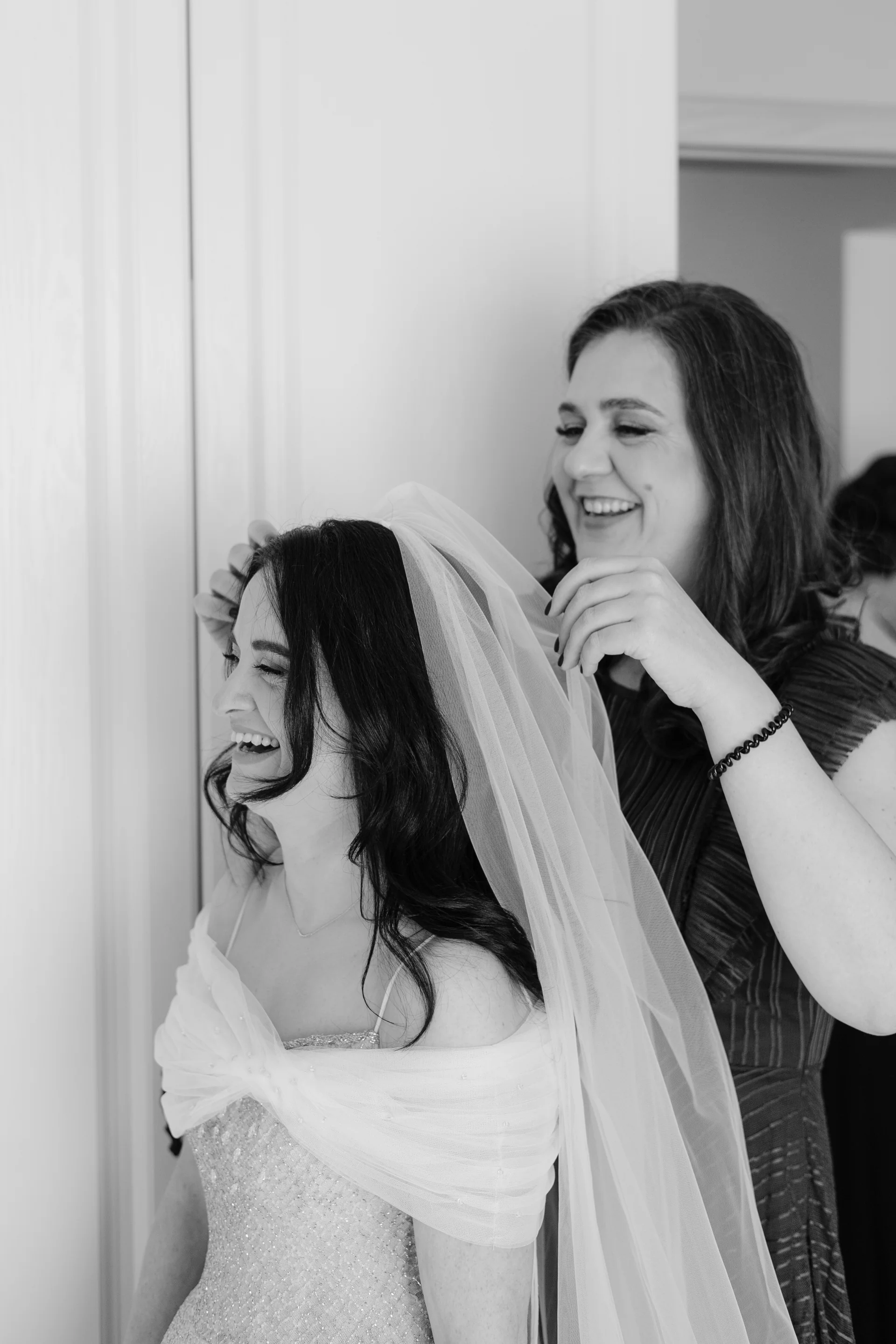 Alexandrina & Ionuț — nunta la foret cluj nunta la foret mire prieteni pregatire candid — fotograf nuntă