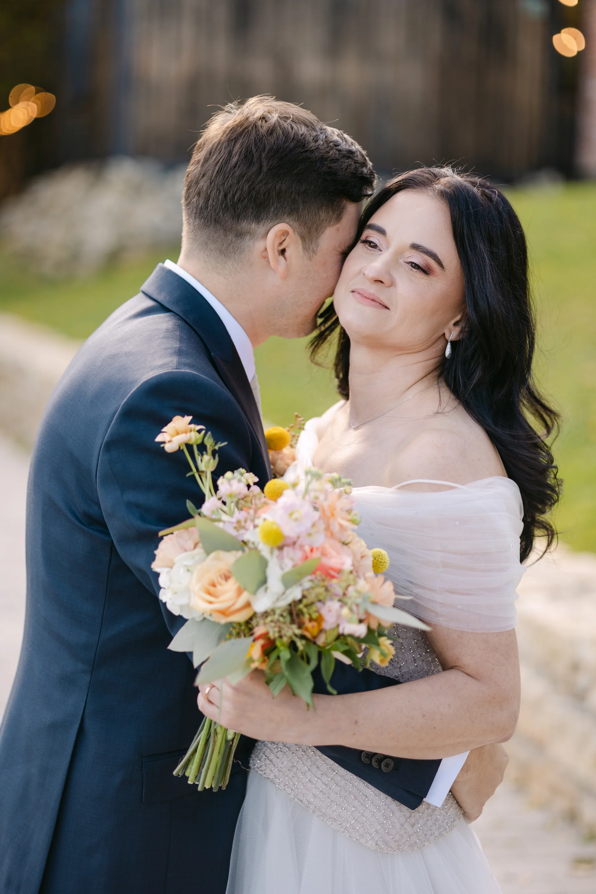 Alexandrina & Ionuț — nunta la foret cluj nunta la foret cluj mire sarut cap mireasa buchet octombrie — fotograf nuntă