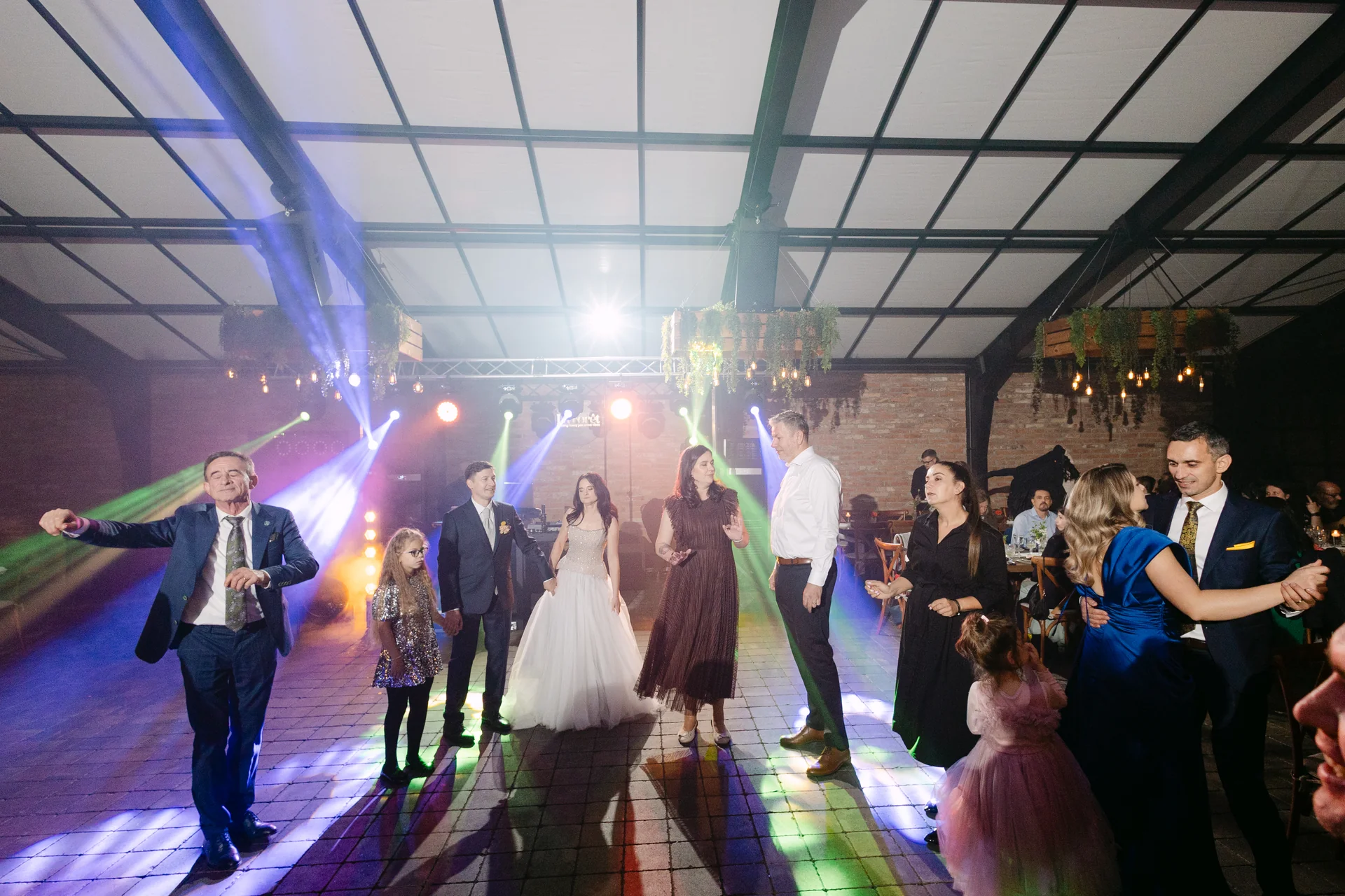 Alexandrina & Ionuț — nunta la foret cluj nunta la foret cuplu dans lent moment intim noapte — fotograf nuntă