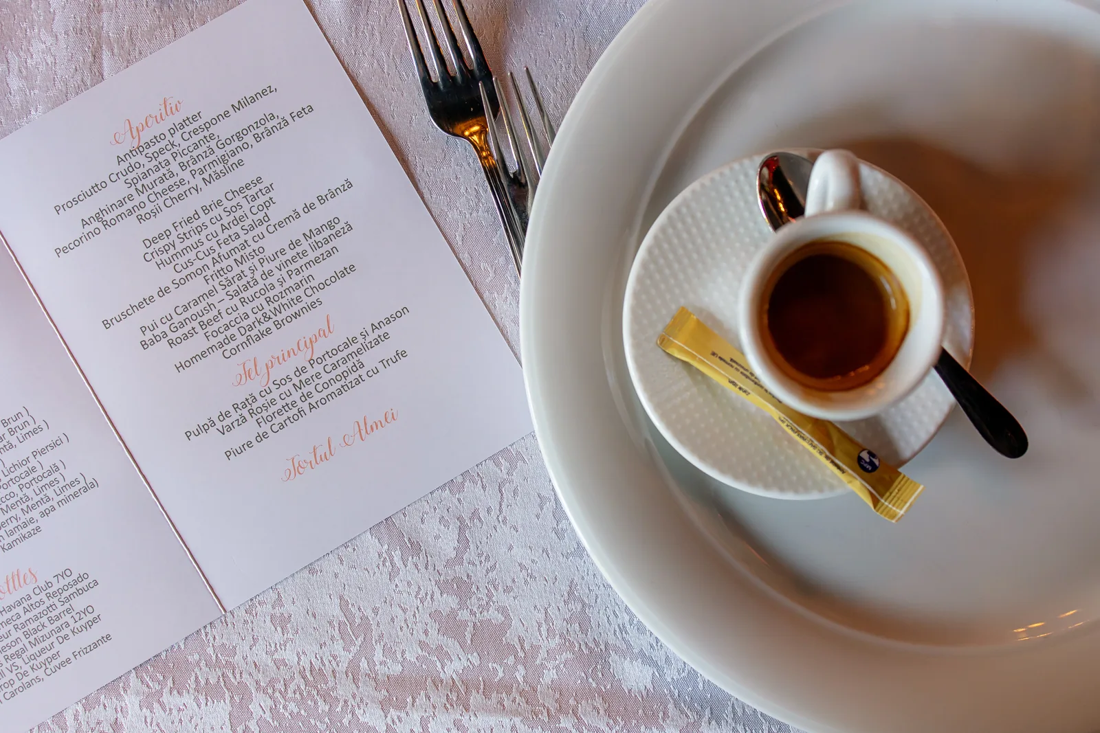 Botezul Almei — botez website bistro cluj flat lay meniu cafea tacamuri — fotograf botez