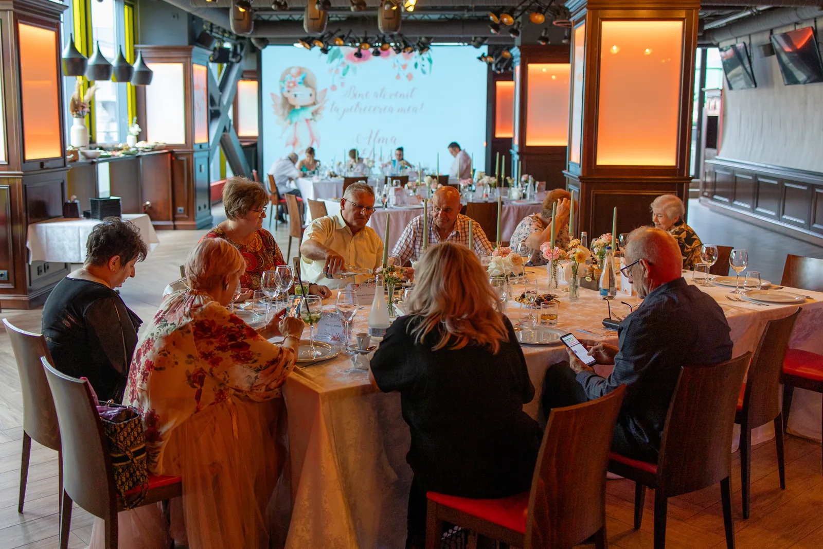 Botezul Almei — botez website bistro cluj plan larg salon ecran zana masa — fotograf botez
