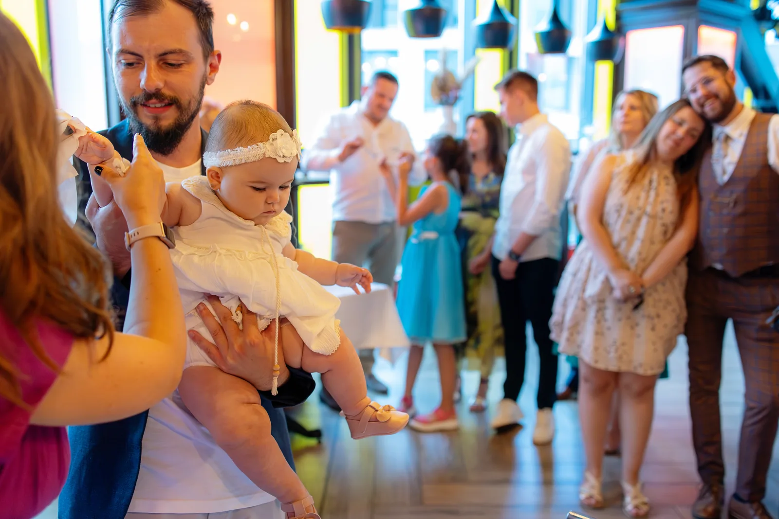 Botezul Almei — botez website bistro cluj tata alma cerc invitati aplauze — fotograf botez