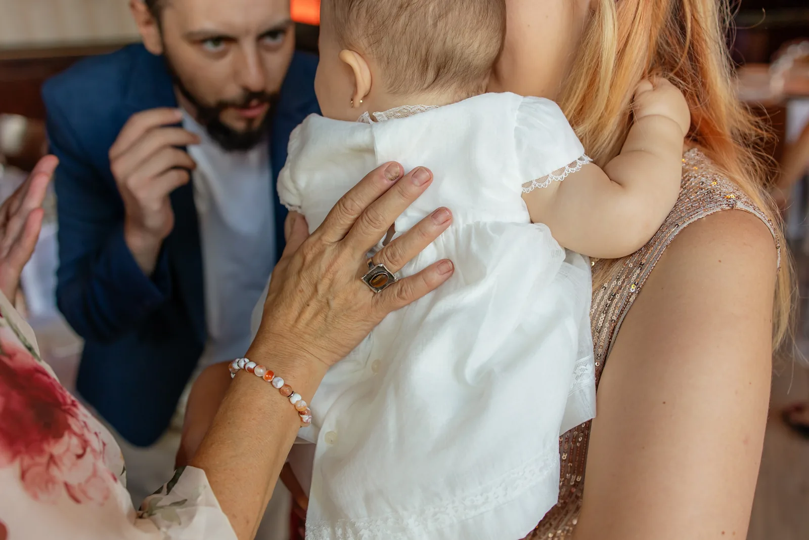 Botezul Almei — botez website bistro cluj spate alma mana bunica inel boem — fotograf botez
