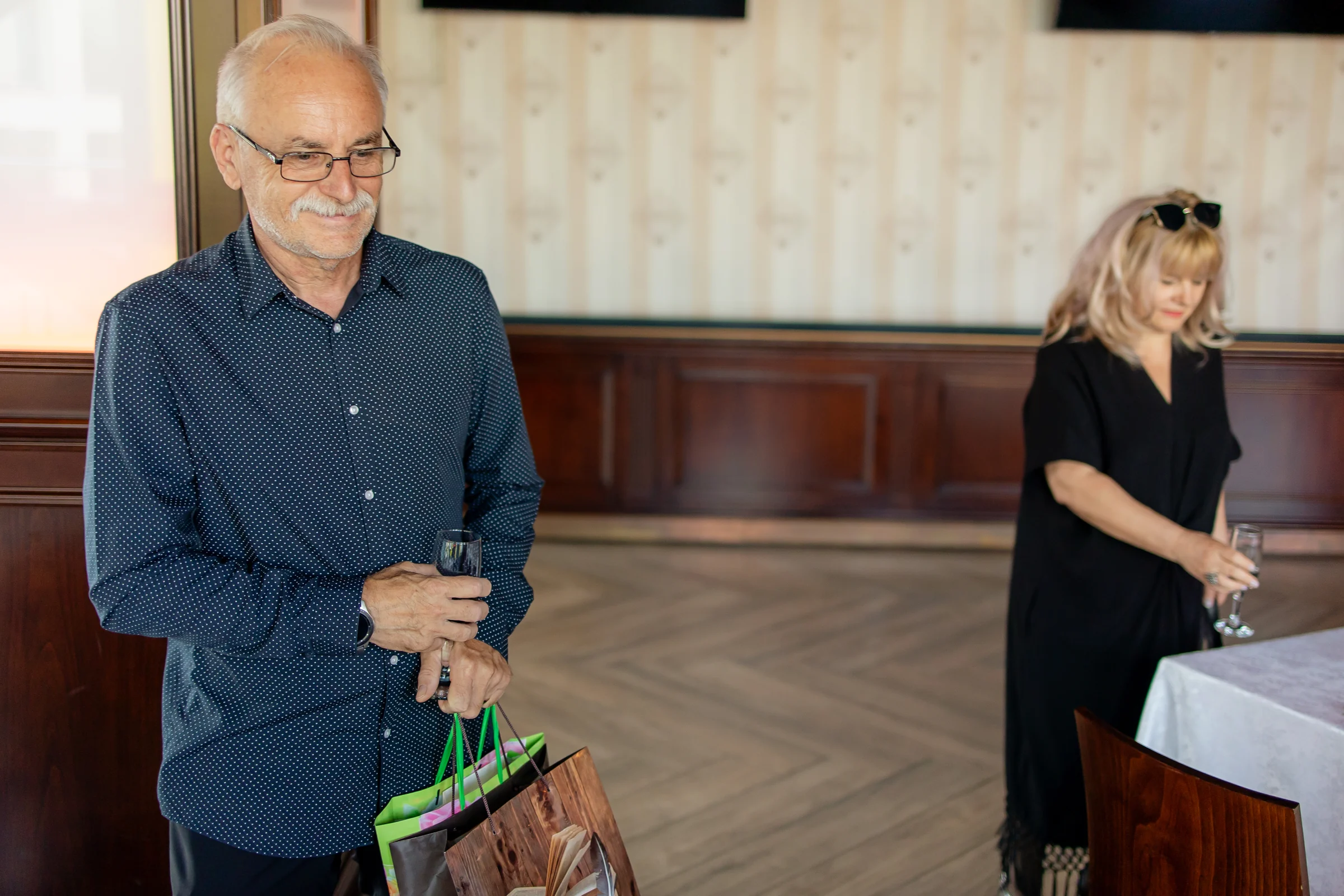 Botezul Almei — botez website bistro cluj bunic mustacioara cadou sampanie sosire candid — fotograf botez
