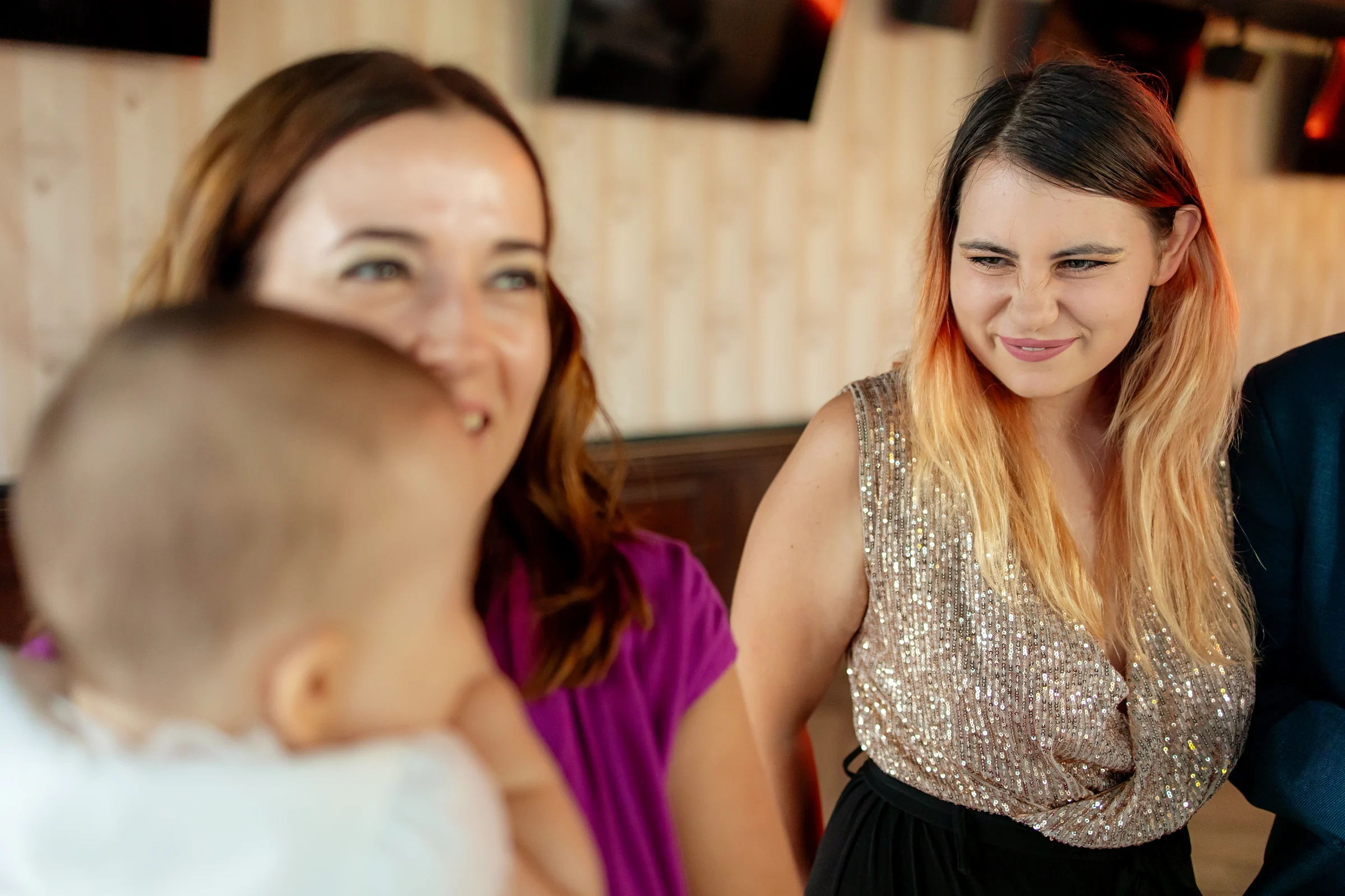 Botezul Almei — botez website bistro cluj doua femei privesc alma adoratie pura — fotograf botez